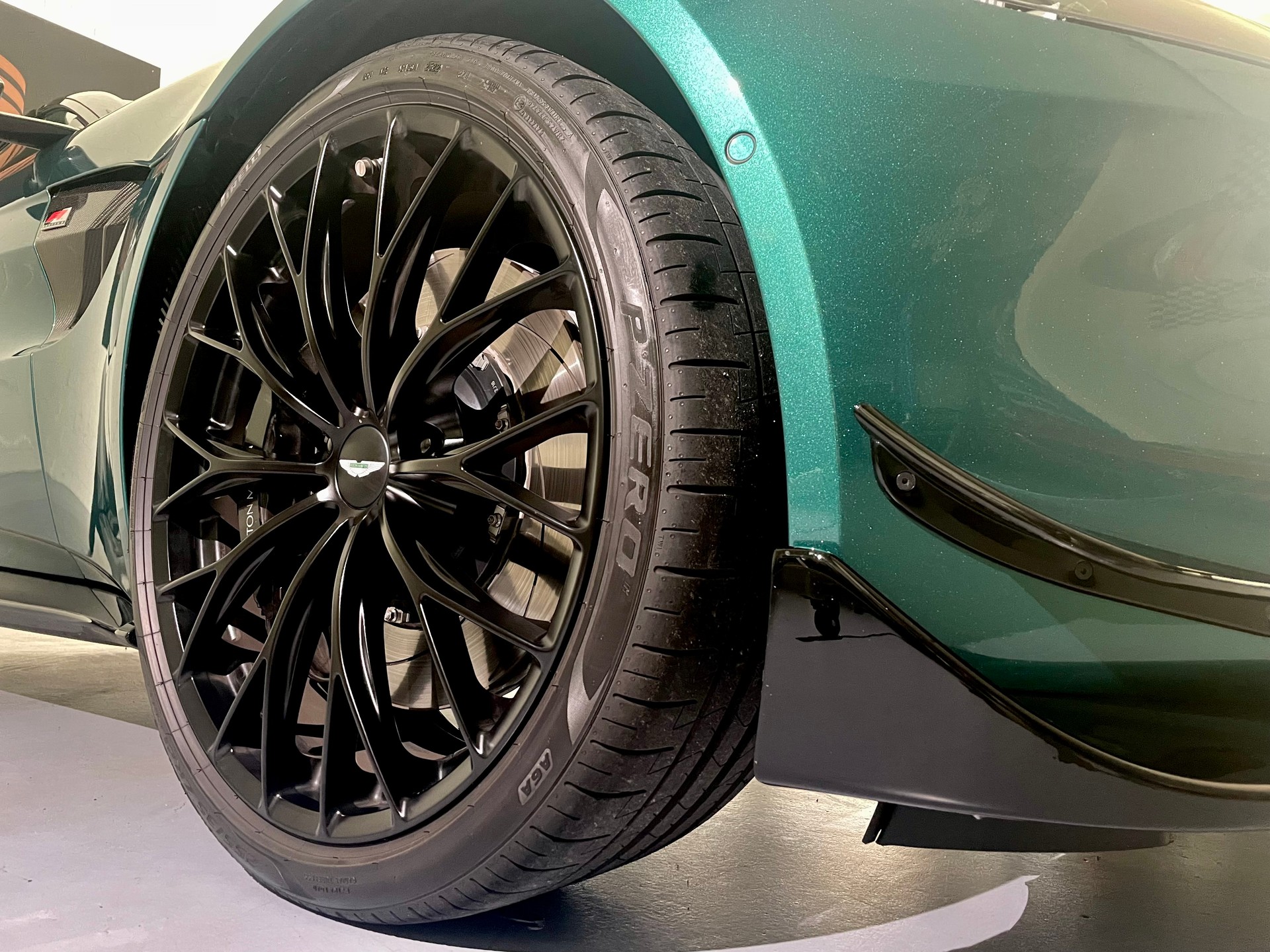 ASTON MARTIN V8 Vantage 4.0 F1 - 535 PS Roadster 1 of 249-image-12