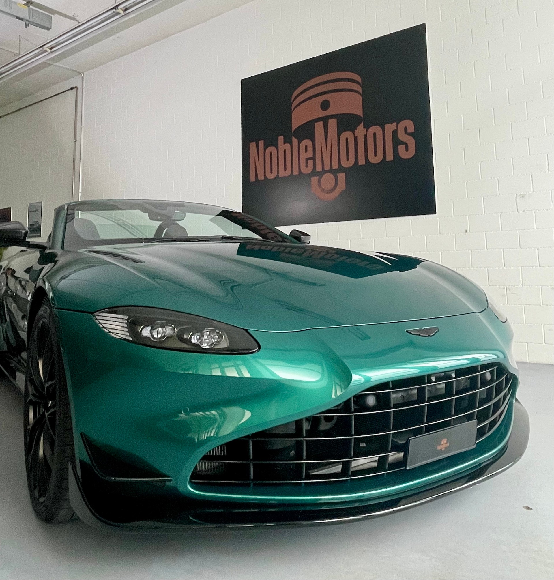 ASTON MARTIN V8 Vantage 4.0 F1 - 535 PS Roadster 1 of 249-image-9