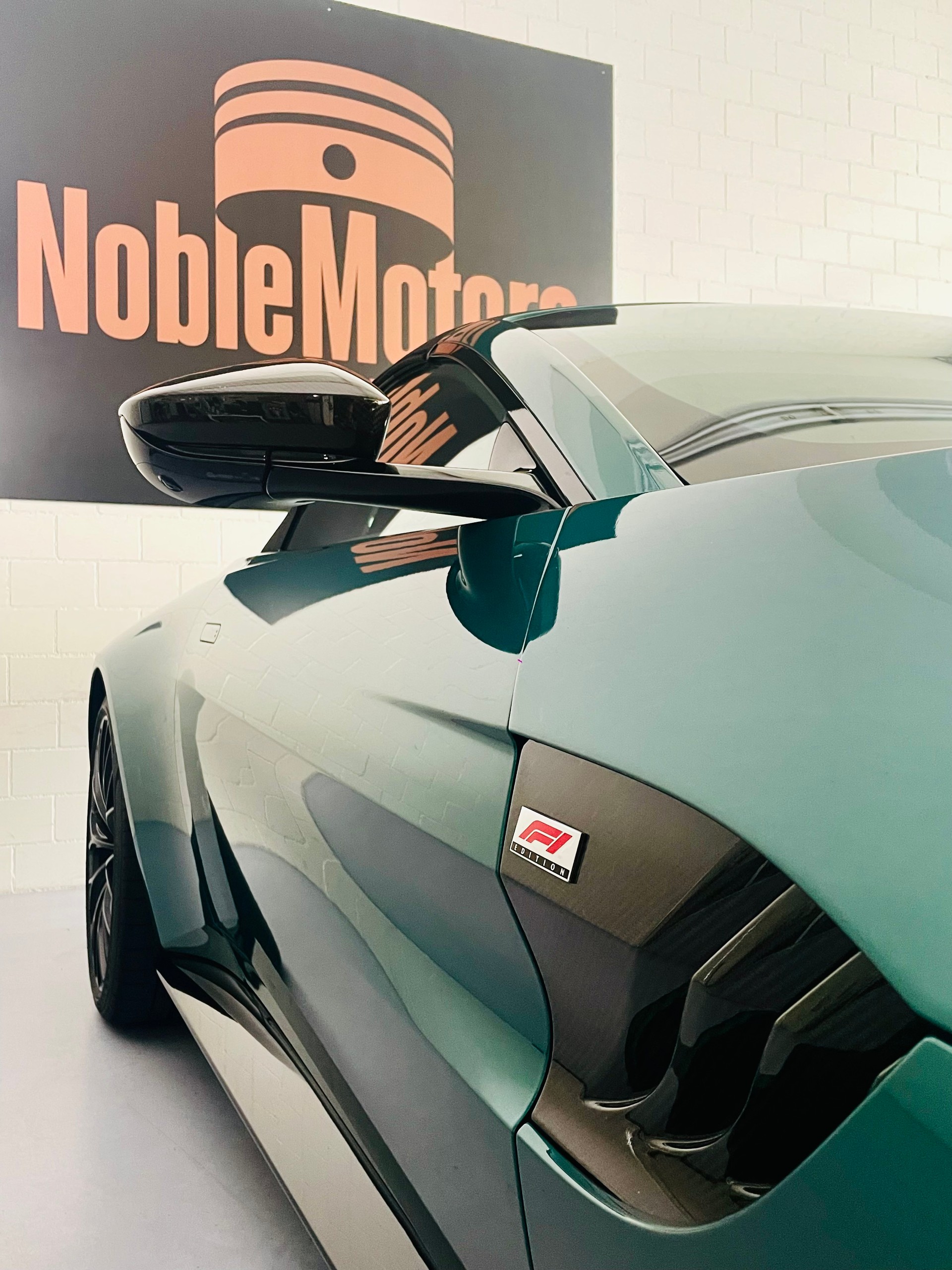 ASTON MARTIN V8 Vantage 4.0 F1 - 535 PS Roadster 1 of 249-image-16