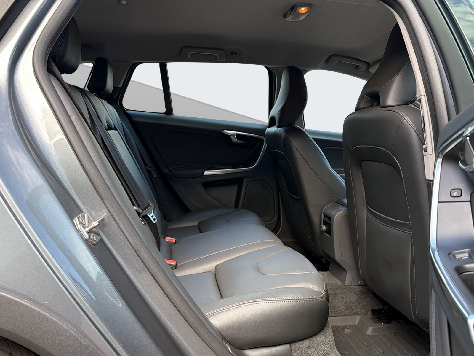 VOLVO V60 Cross Country 2.0 D4 Summum S/S-image-12