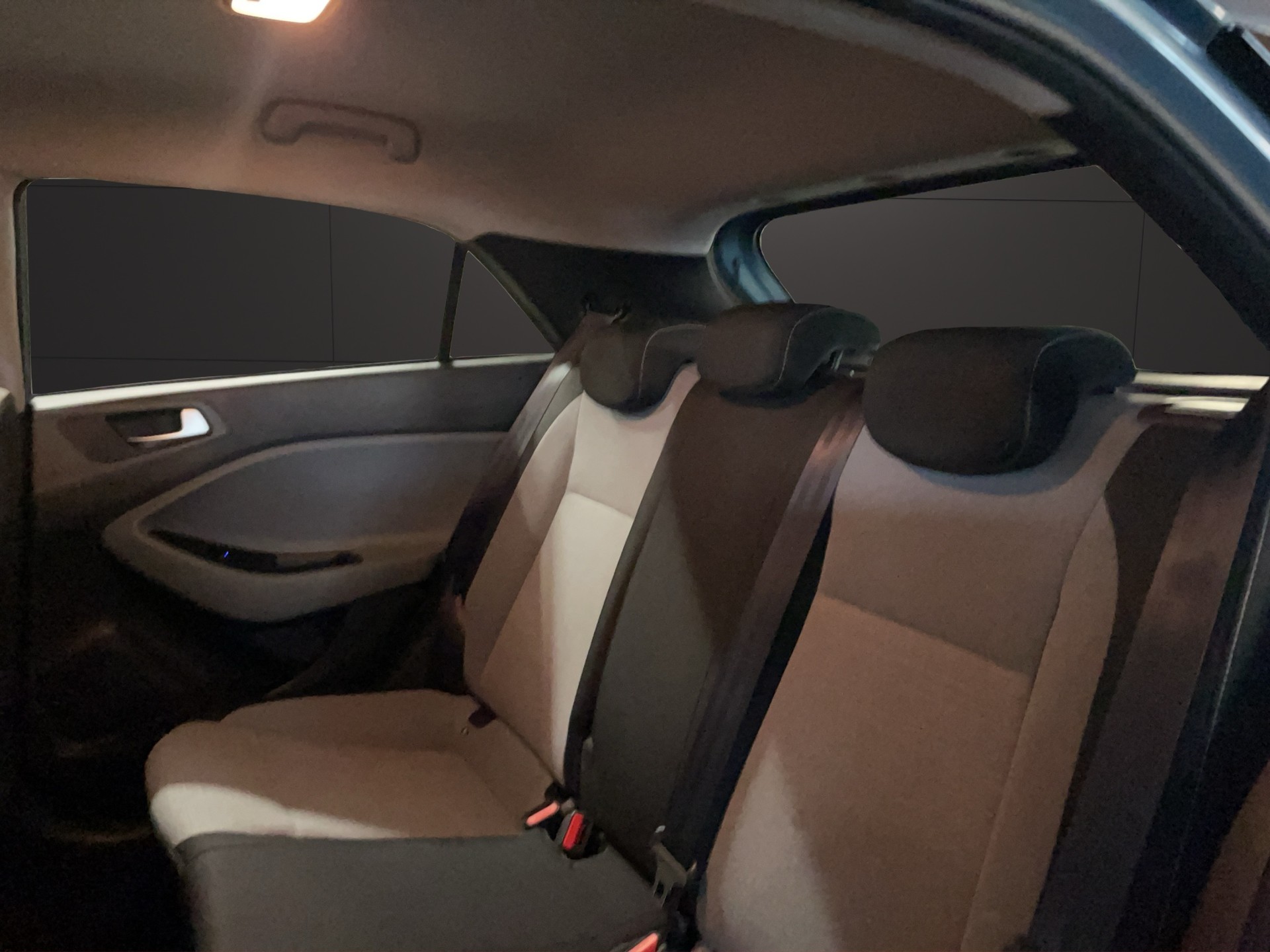 HYUNDAI i20 1.4 Amplia Automatic-image-11