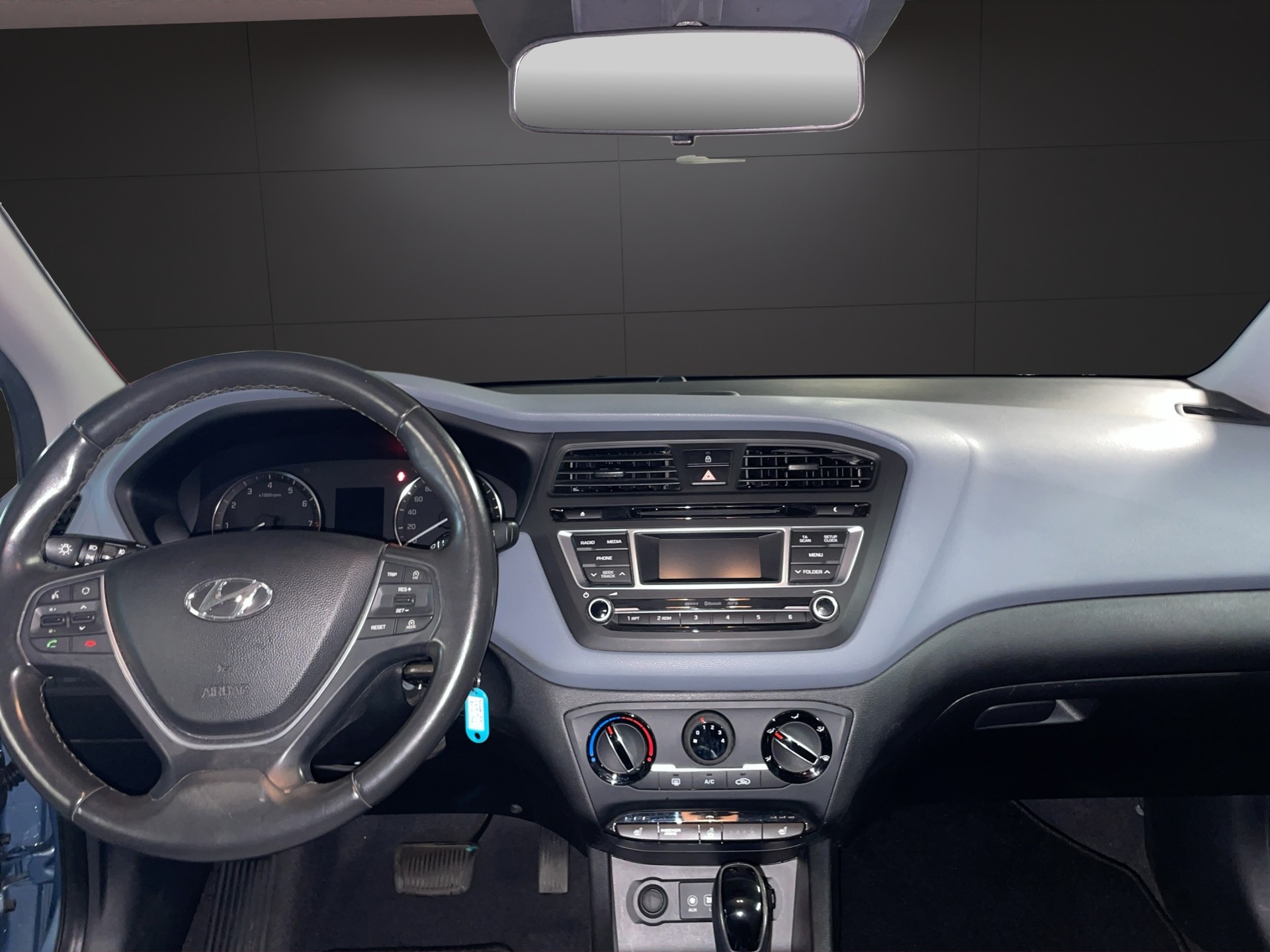 HYUNDAI i20 1.4 Amplia Automatic-image-9