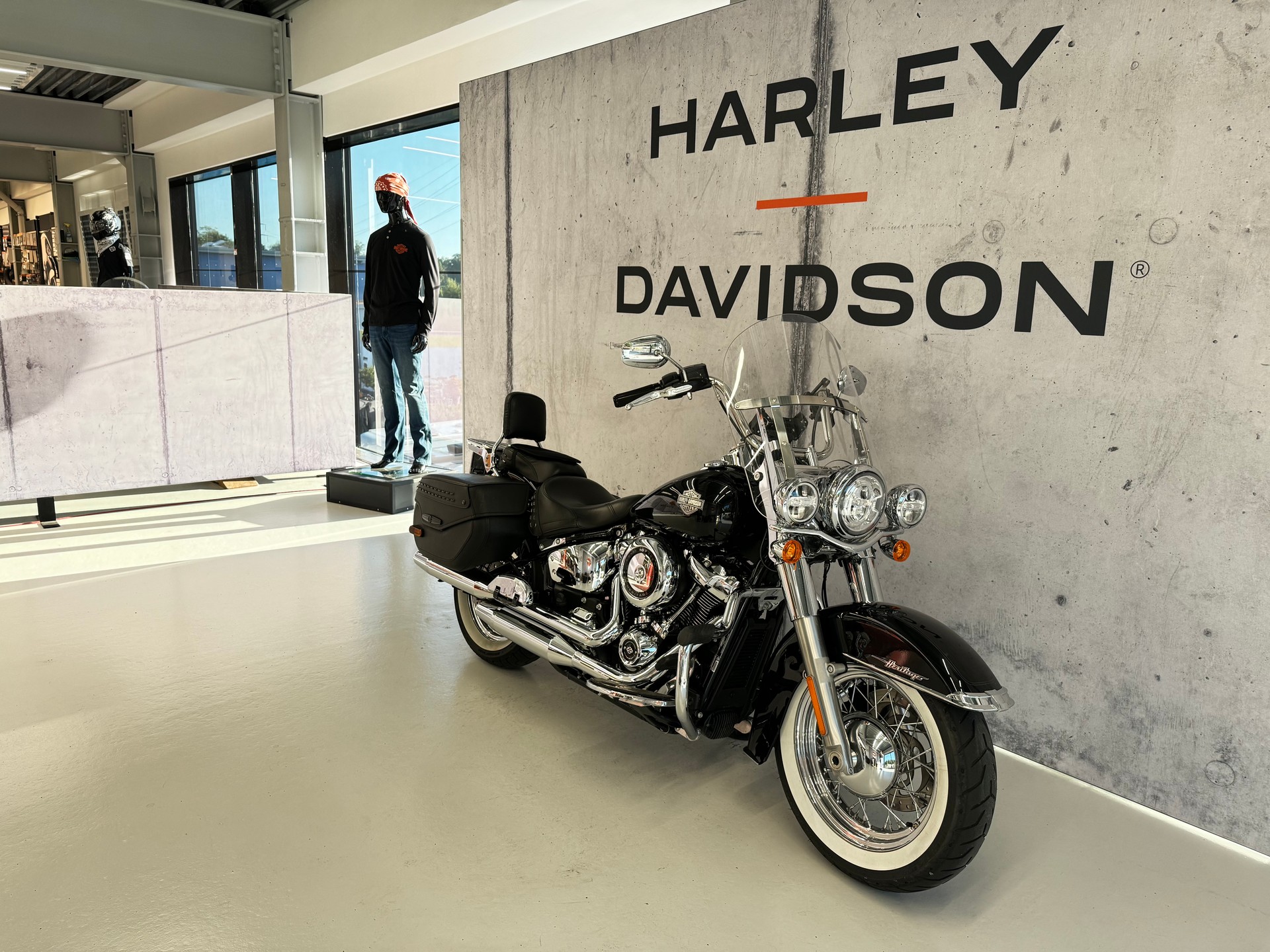 HARLEY-DAVIDSON FLHC Heritage Classic 107-showroom-element-1