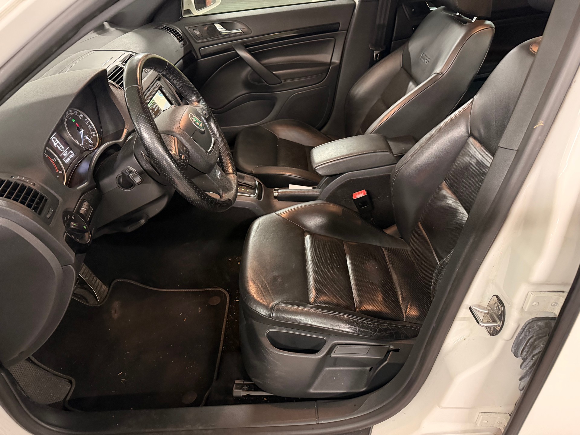 SKODA Octavia Combi 2.0 TSI RS DSG-image-8