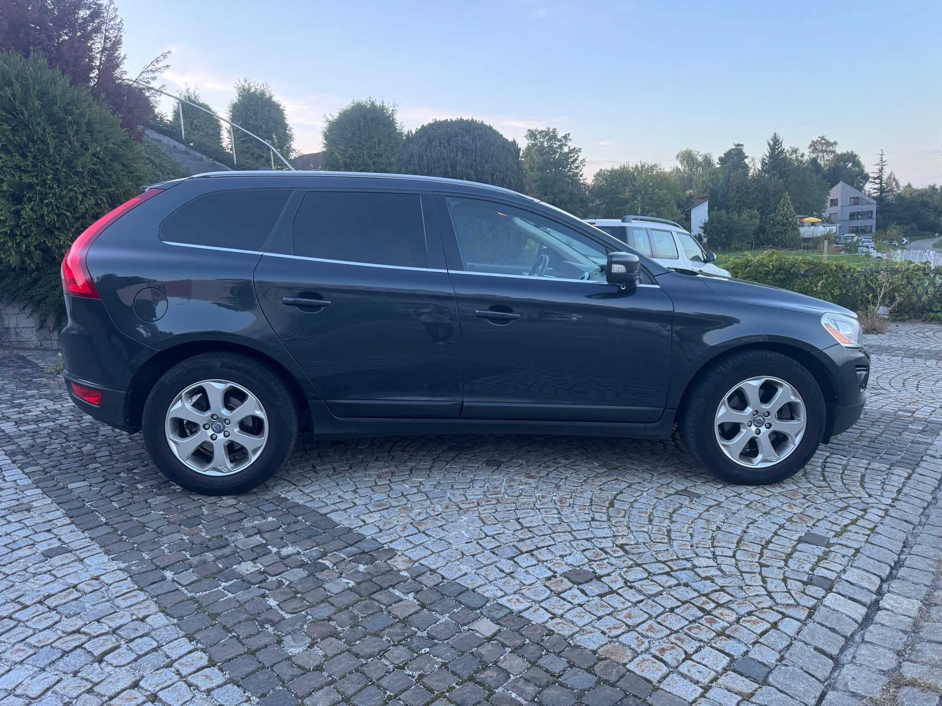 VOLVO XC60 D5 AWD Summum Geartronic-image-3