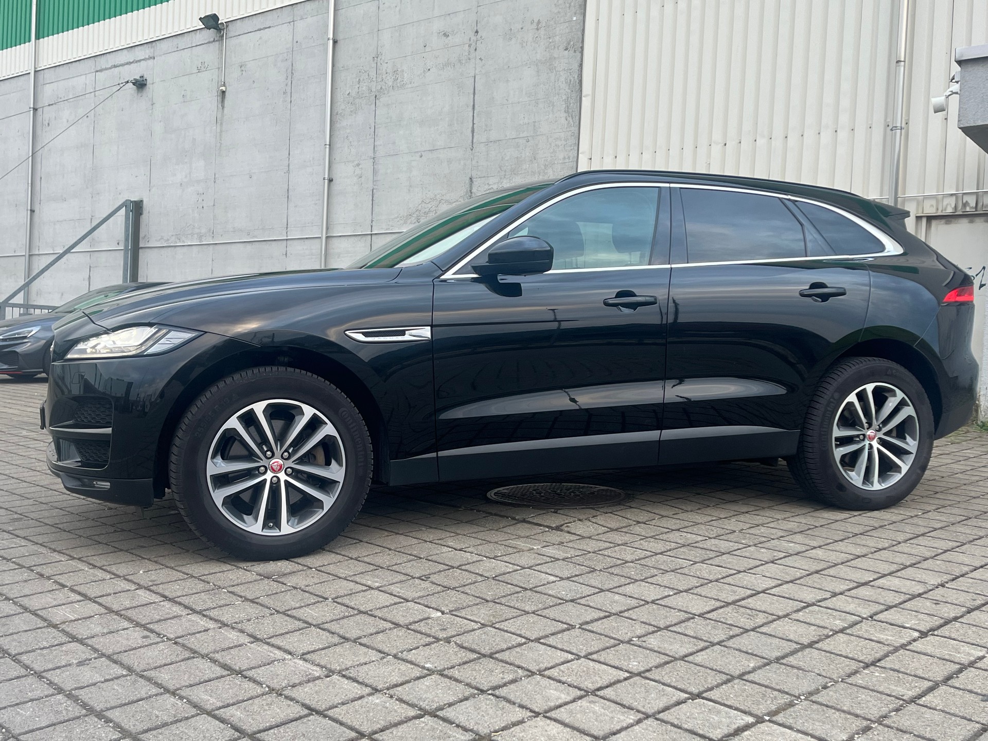 JAGUAR F-Pace 3.0 TD First Edition AWD Automatik-image-2