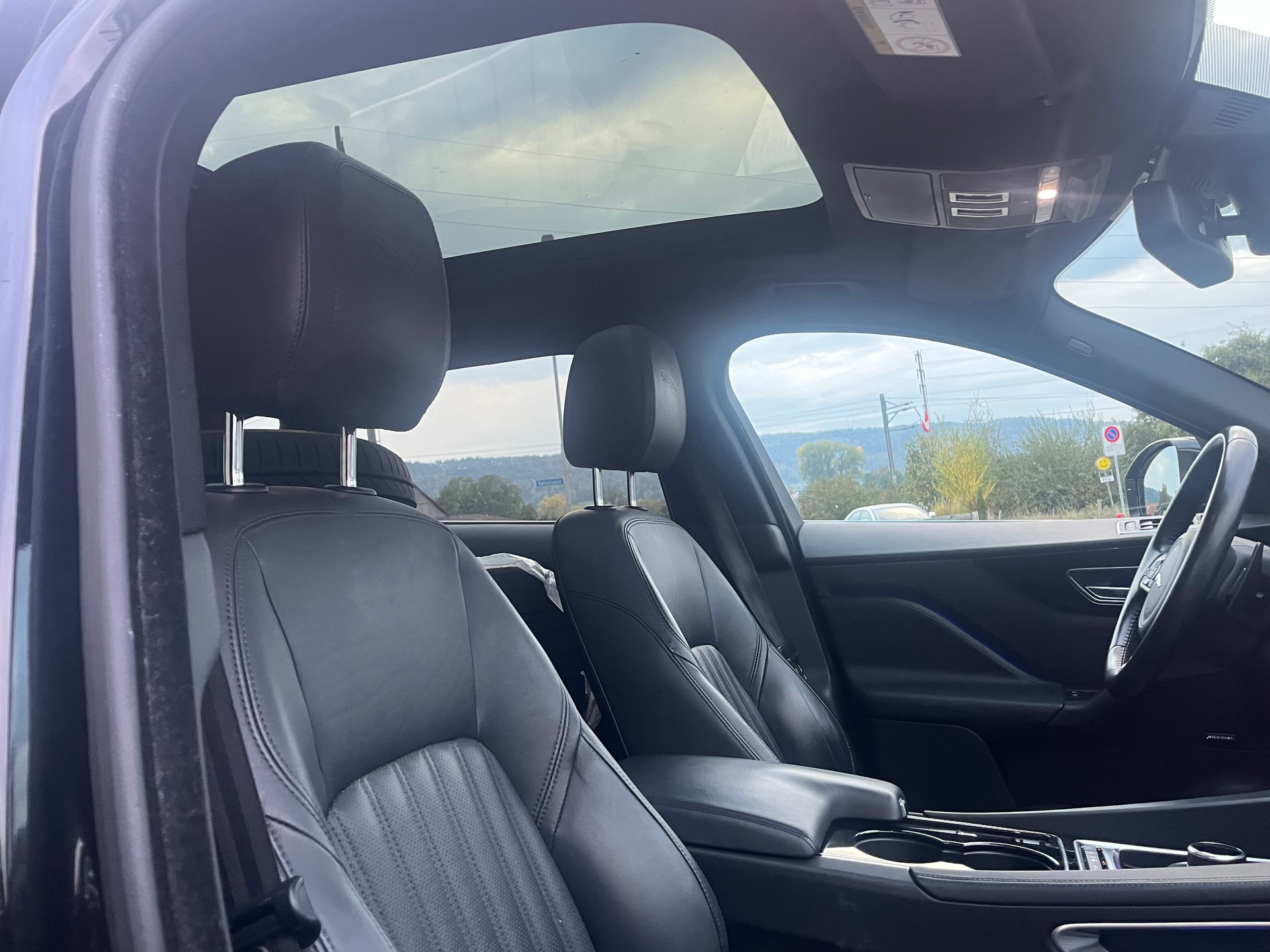 JAGUAR F-Pace 3.0 TD First Edition AWD Automatik-image-12