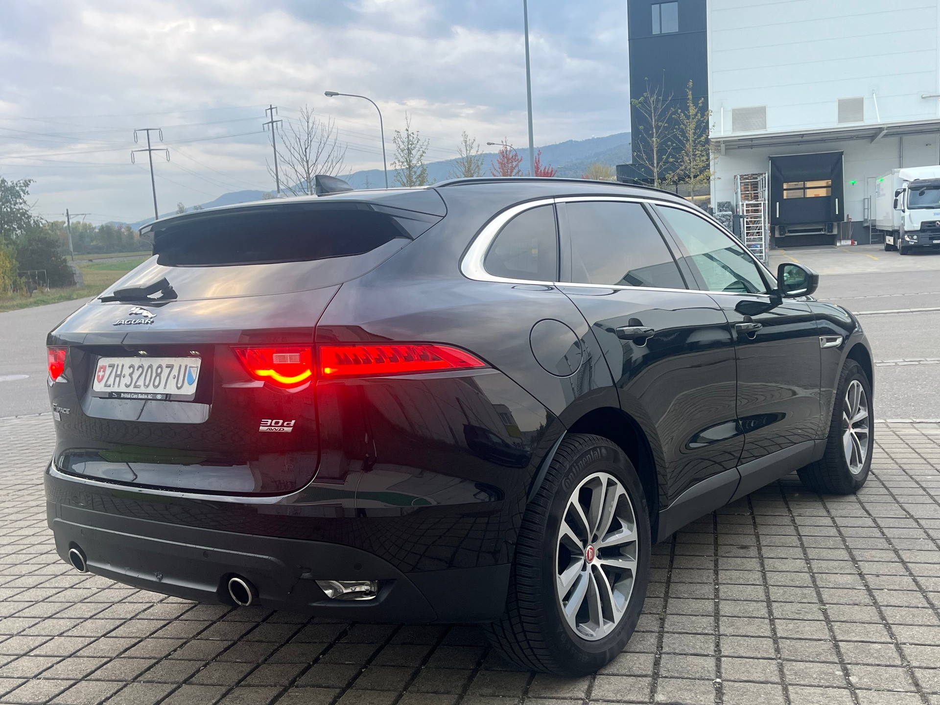 JAGUAR F-Pace 3.0 TD First Edition AWD Automatik-image-4