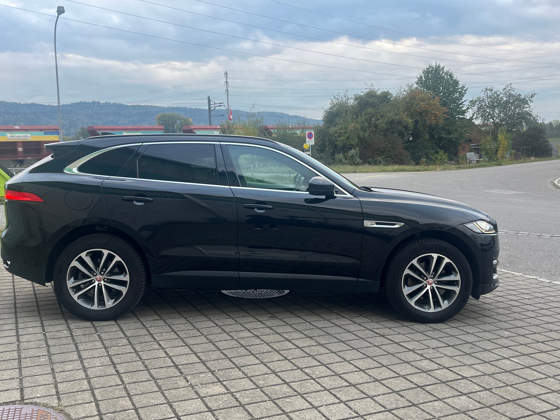 JAGUAR F-Pace 3.0 TD First Edition AWD Automatik-image-3