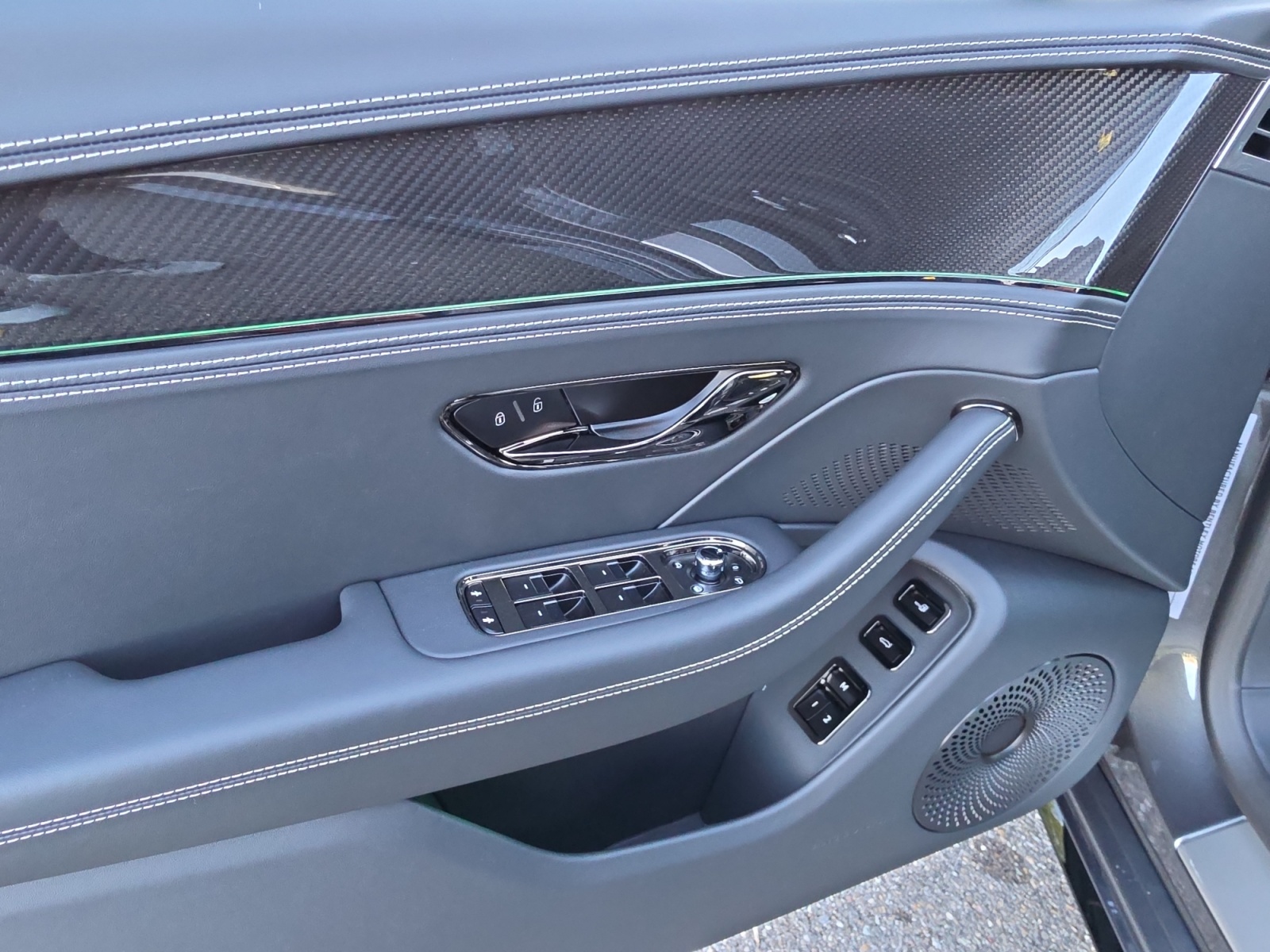 BENTLEY NEW Flying Spur S V8-image-9