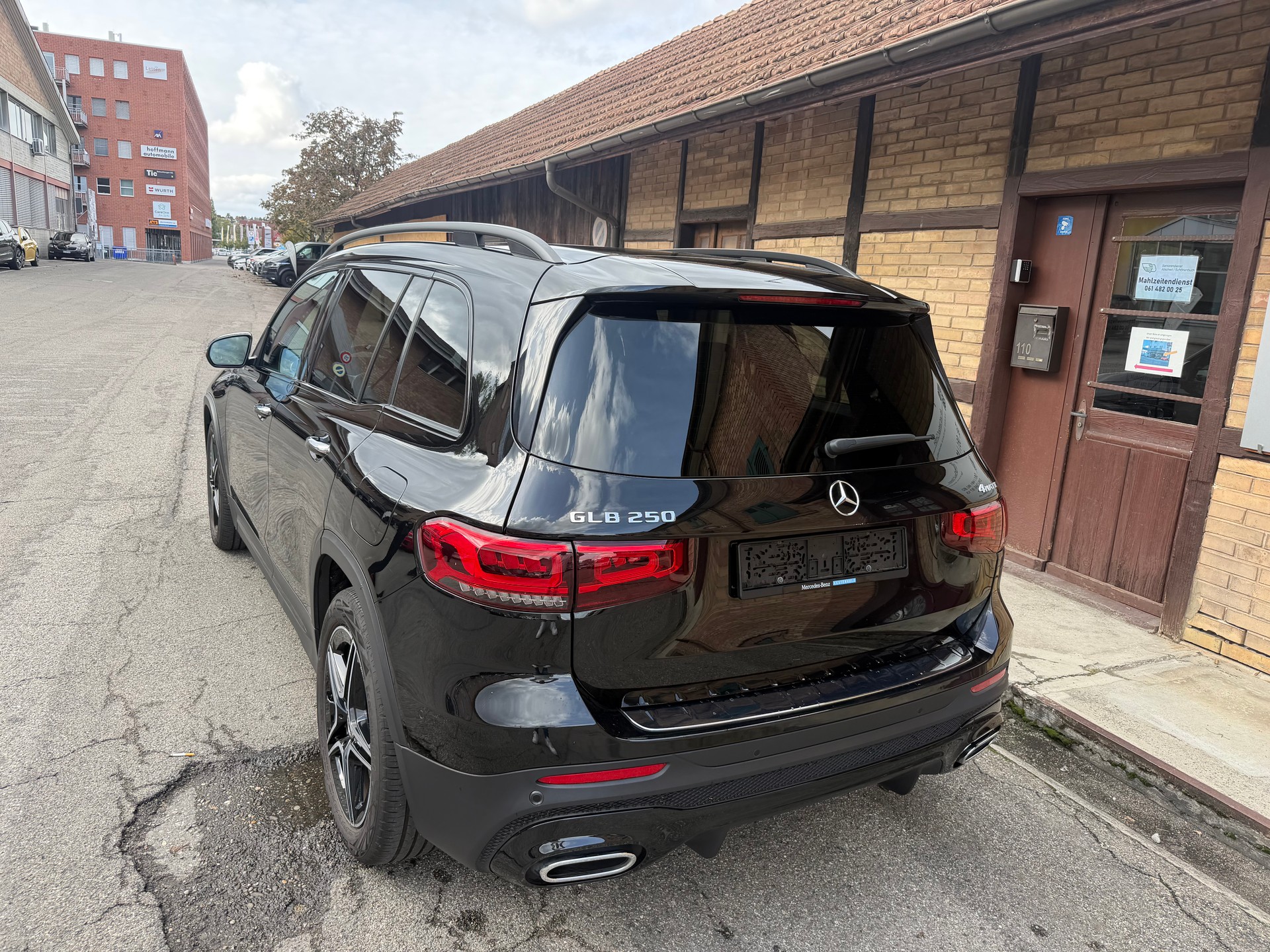 MERCEDES-BENZ GLB 250 4Matic AMG Line 8G-Tronic-image-4