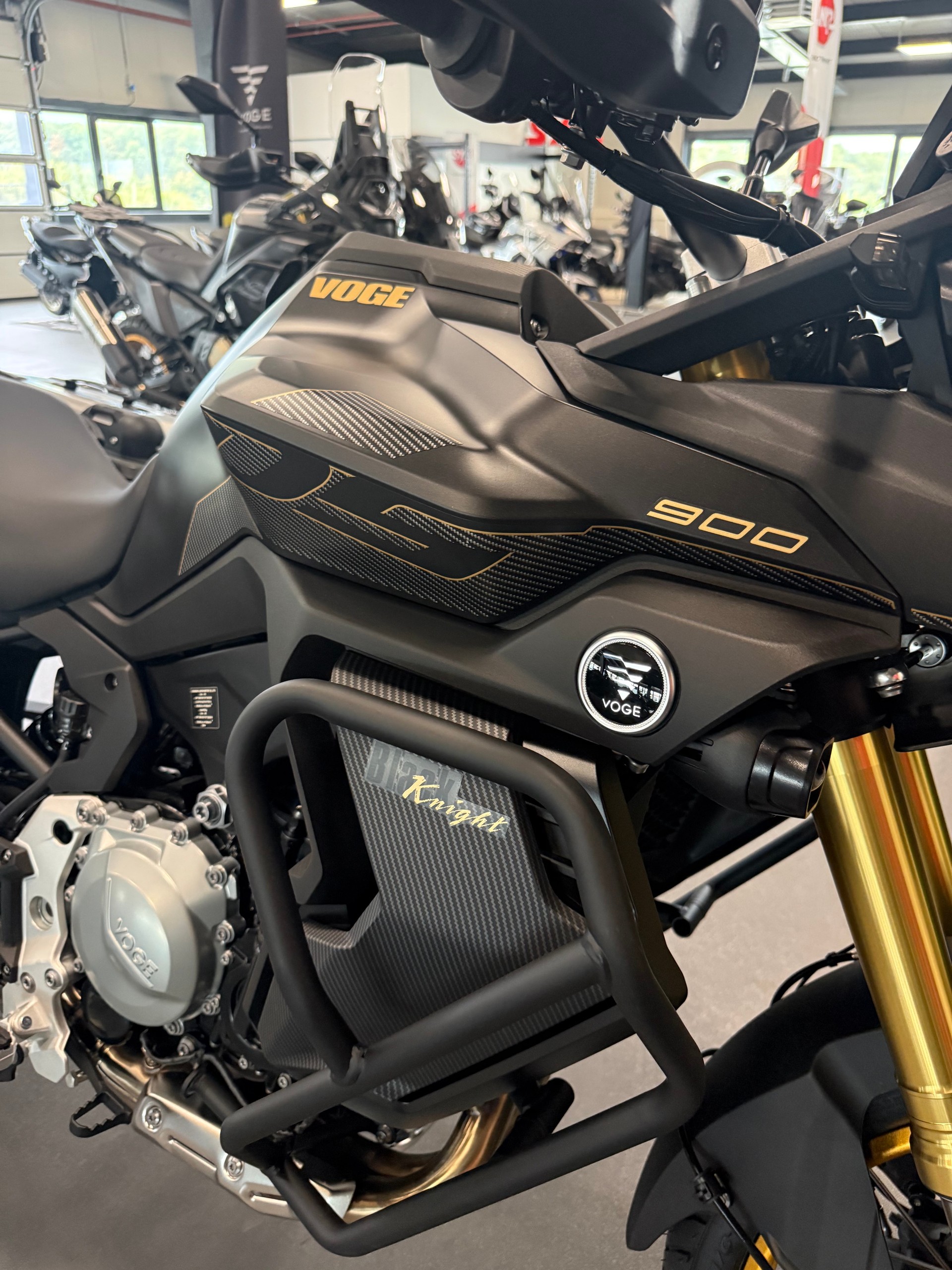VOGE 900 DSX BLACK KNIGHT-showroom-element-2
