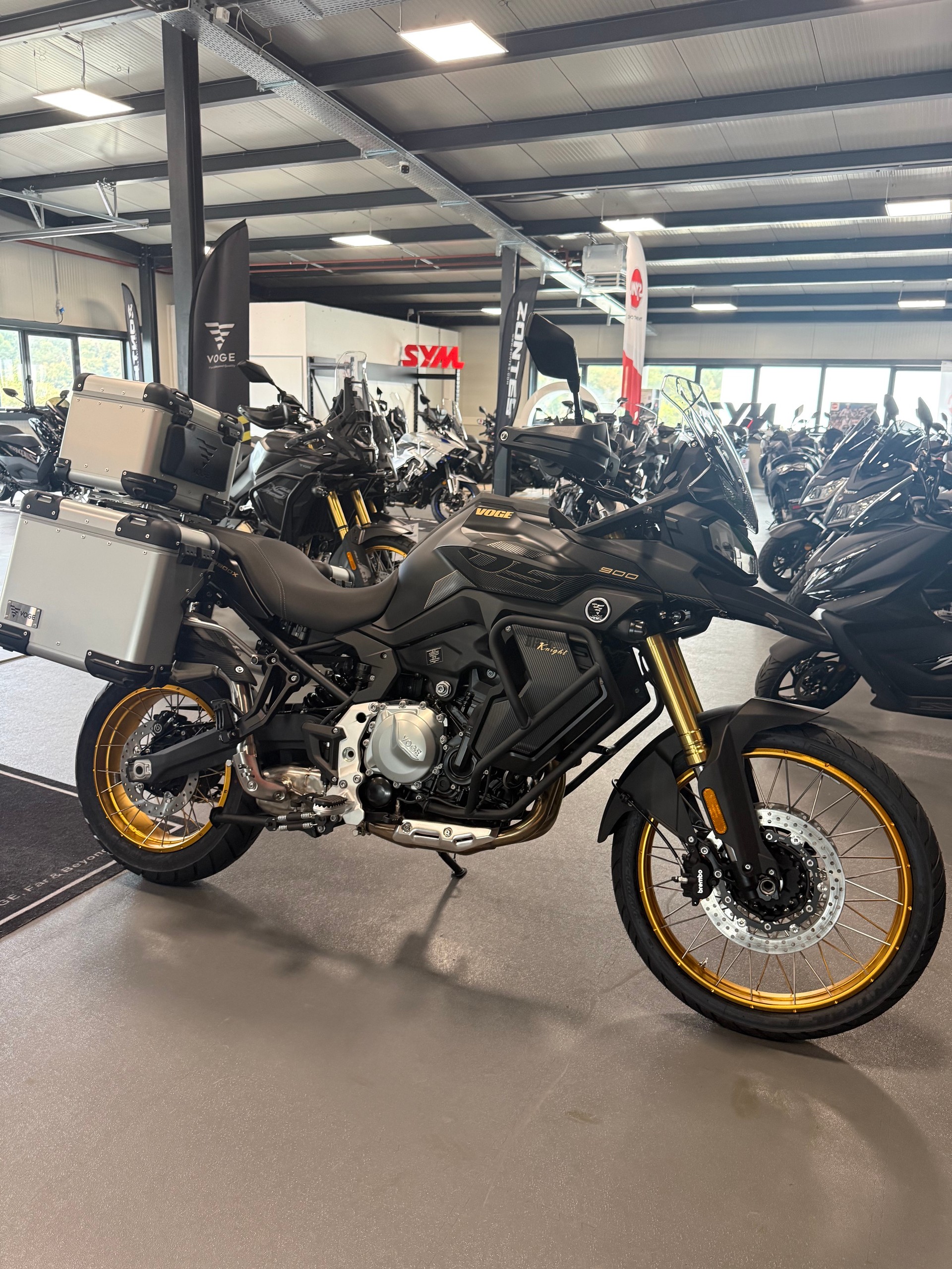 VOGE 900 DSX BLACK KNIGHT