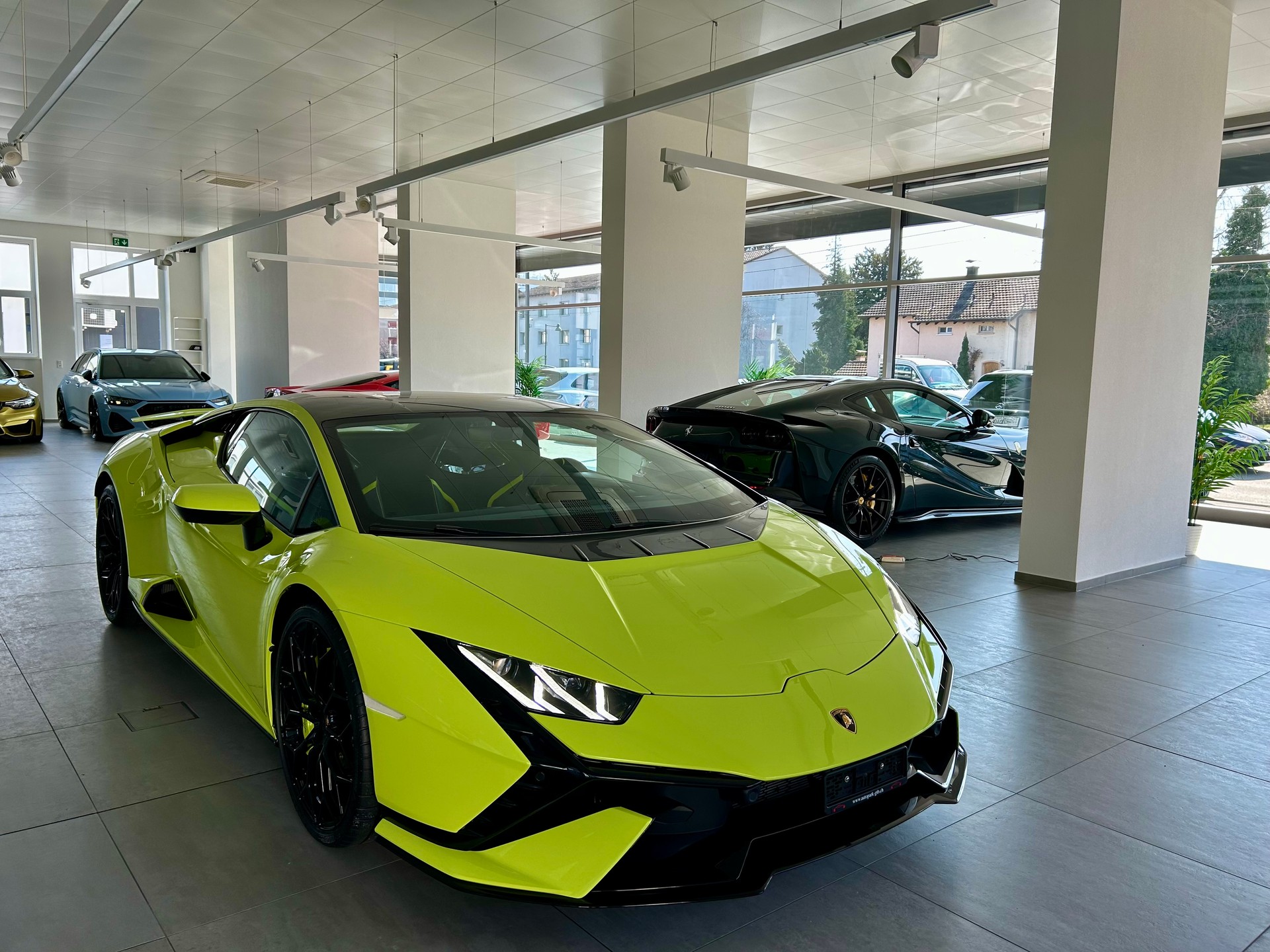 LAMBORGHINI Tecnica-showroom-element-2