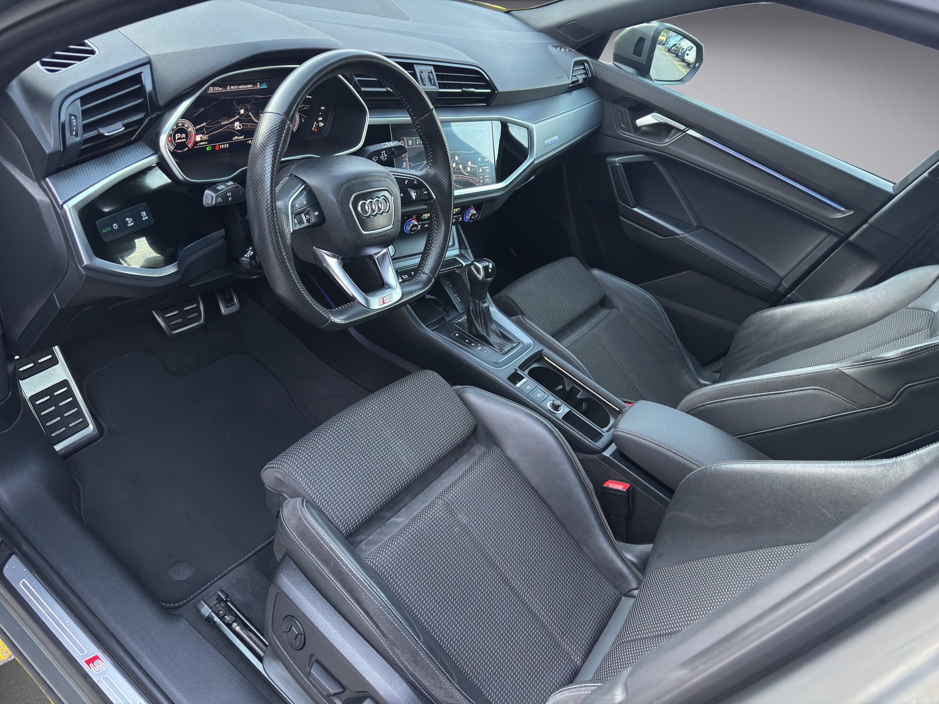 AUDI Q3 40 TFSI advanced quattro S-tronic-image-8