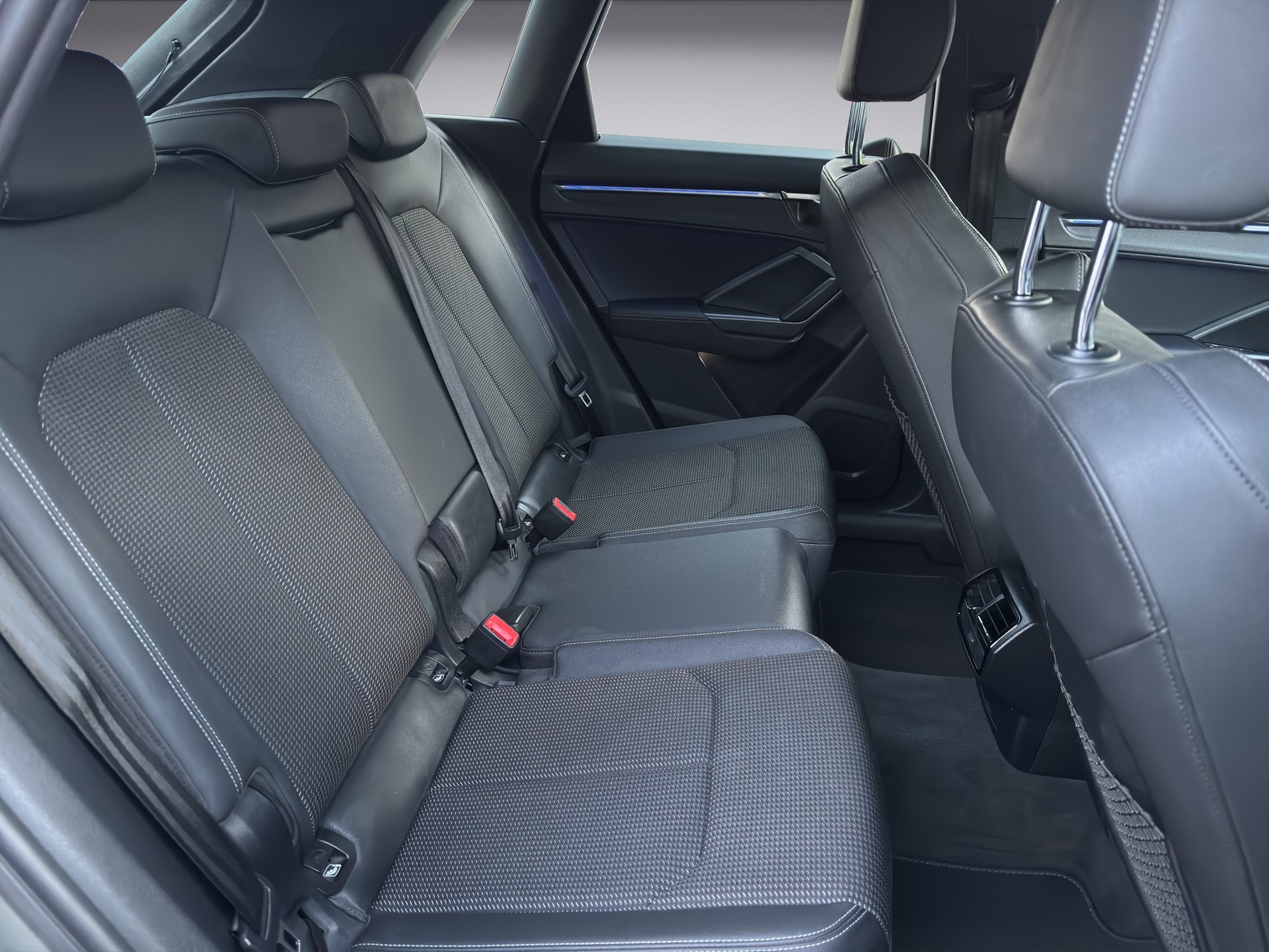 AUDI Q3 40 TFSI advanced quattro S-tronic-image-12