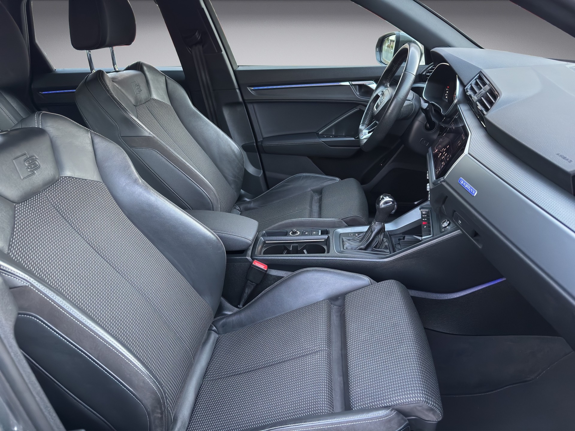 AUDI Q3 40 TFSI advanced quattro S-tronic-image-11