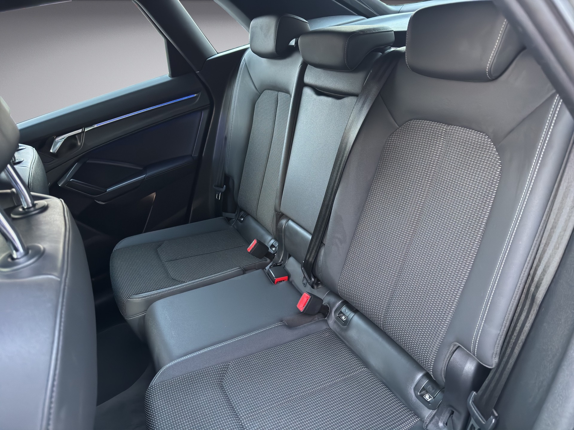AUDI Q3 40 TFSI advanced quattro S-tronic-image-9