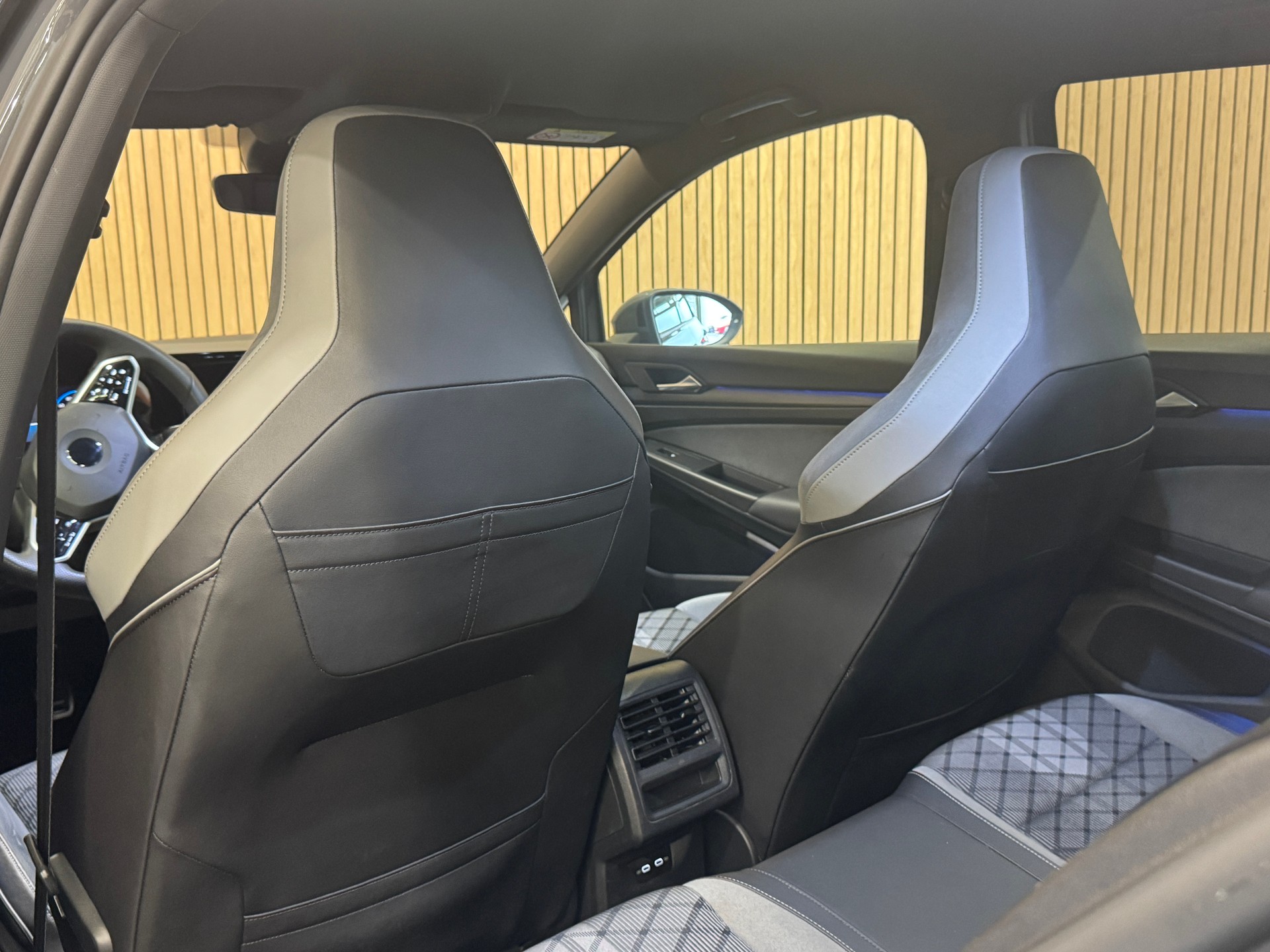 VW Golf 1.5 TSI ACT R-Line-image-8