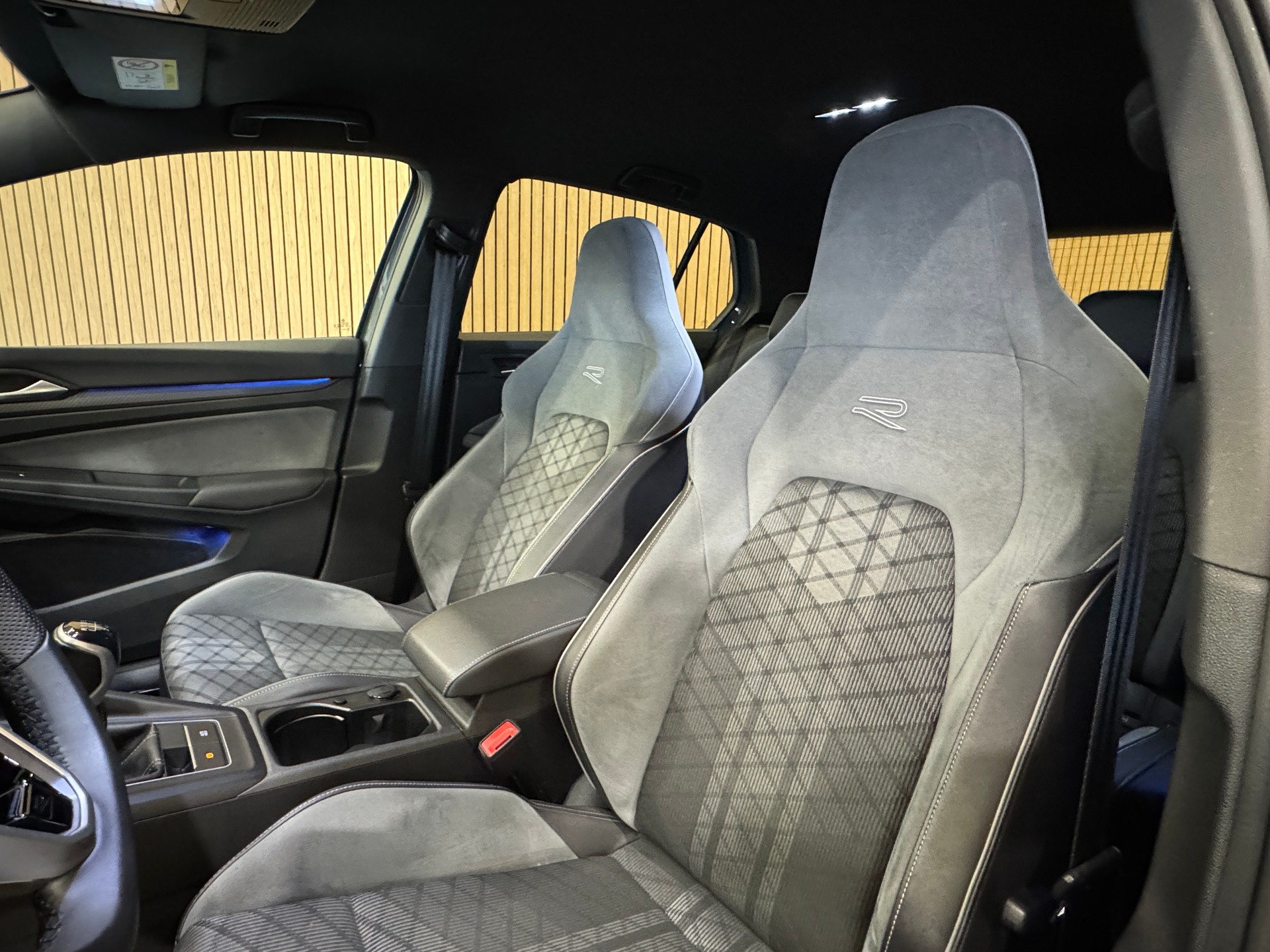 VW Golf 1.5 TSI ACT R-Line-image-12