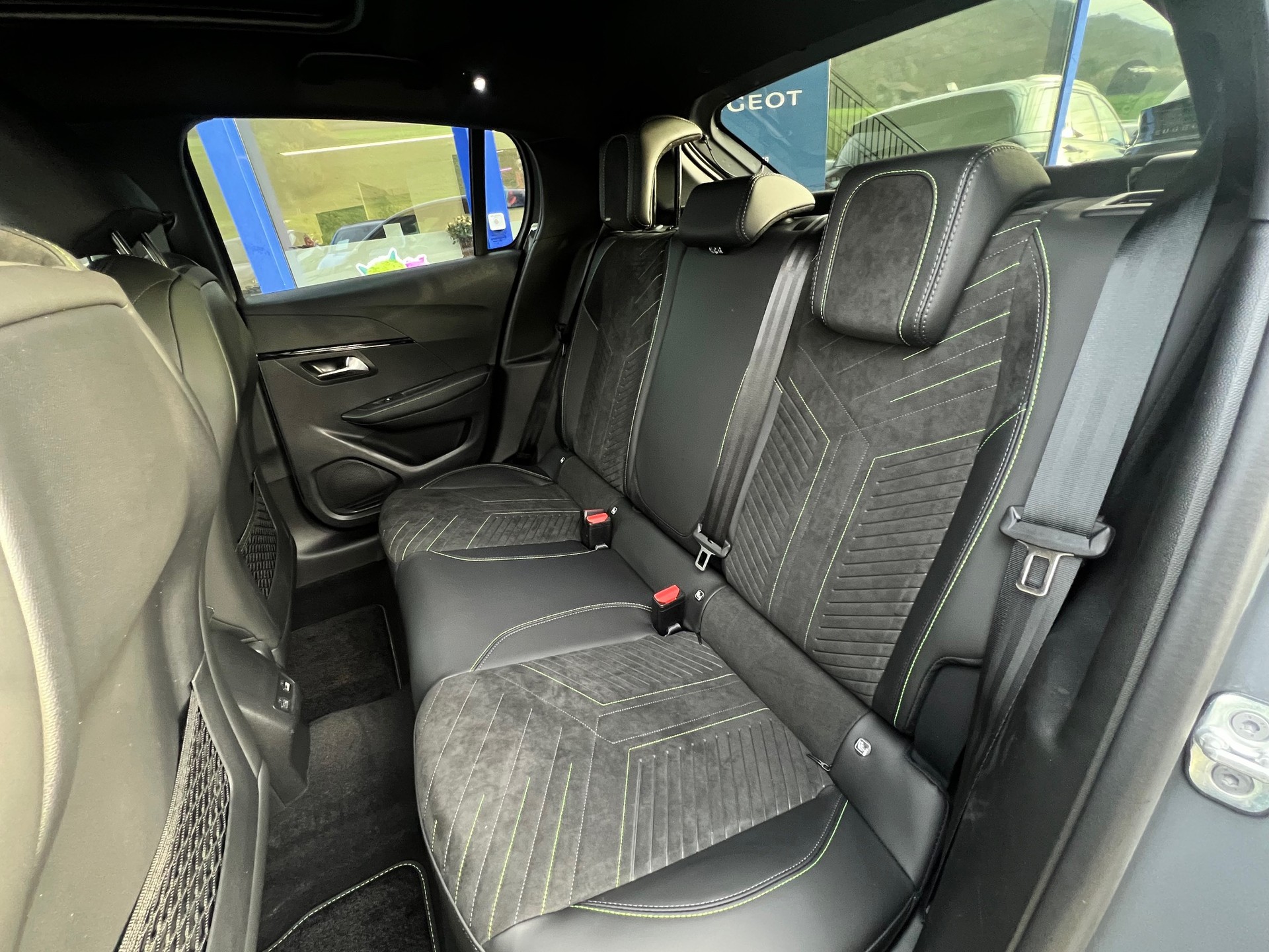 PEUGEOT 208 1.2 Hybrid GT-image-6