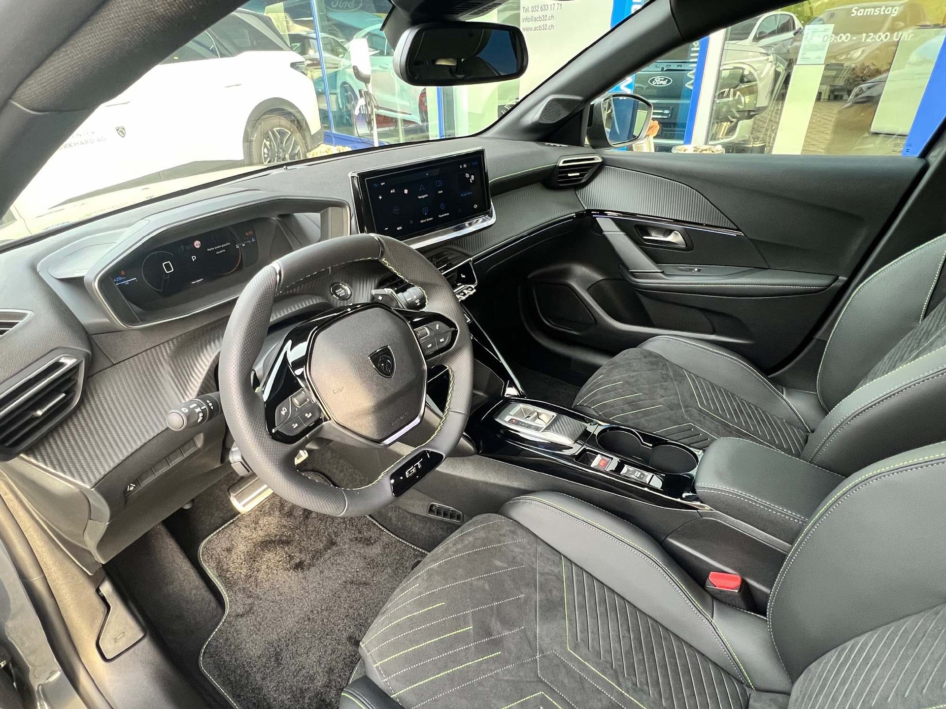PEUGEOT 208 1.2 Hybrid GT-image-4