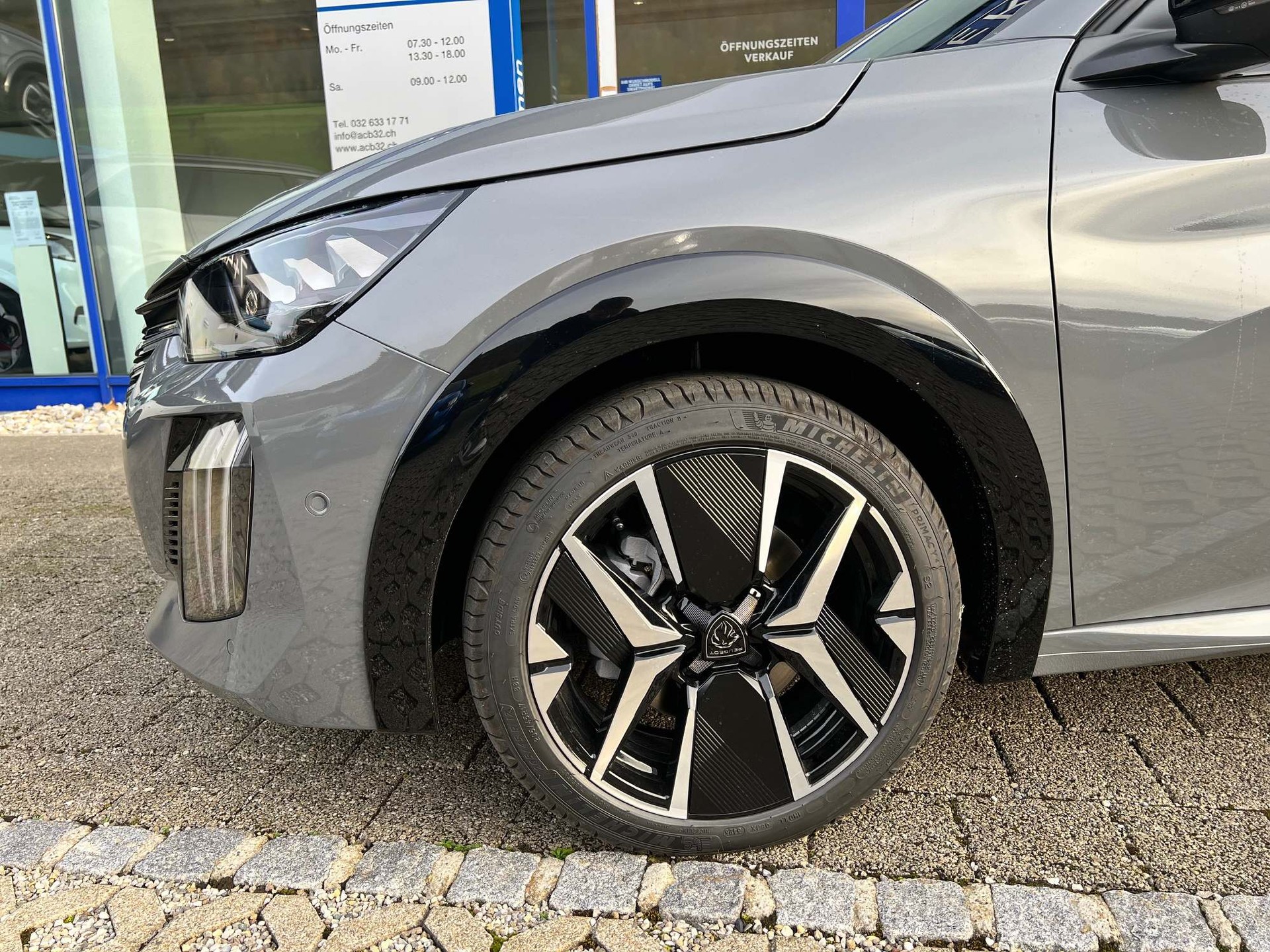 PEUGEOT 208 1.2 Hybrid GT-image-3