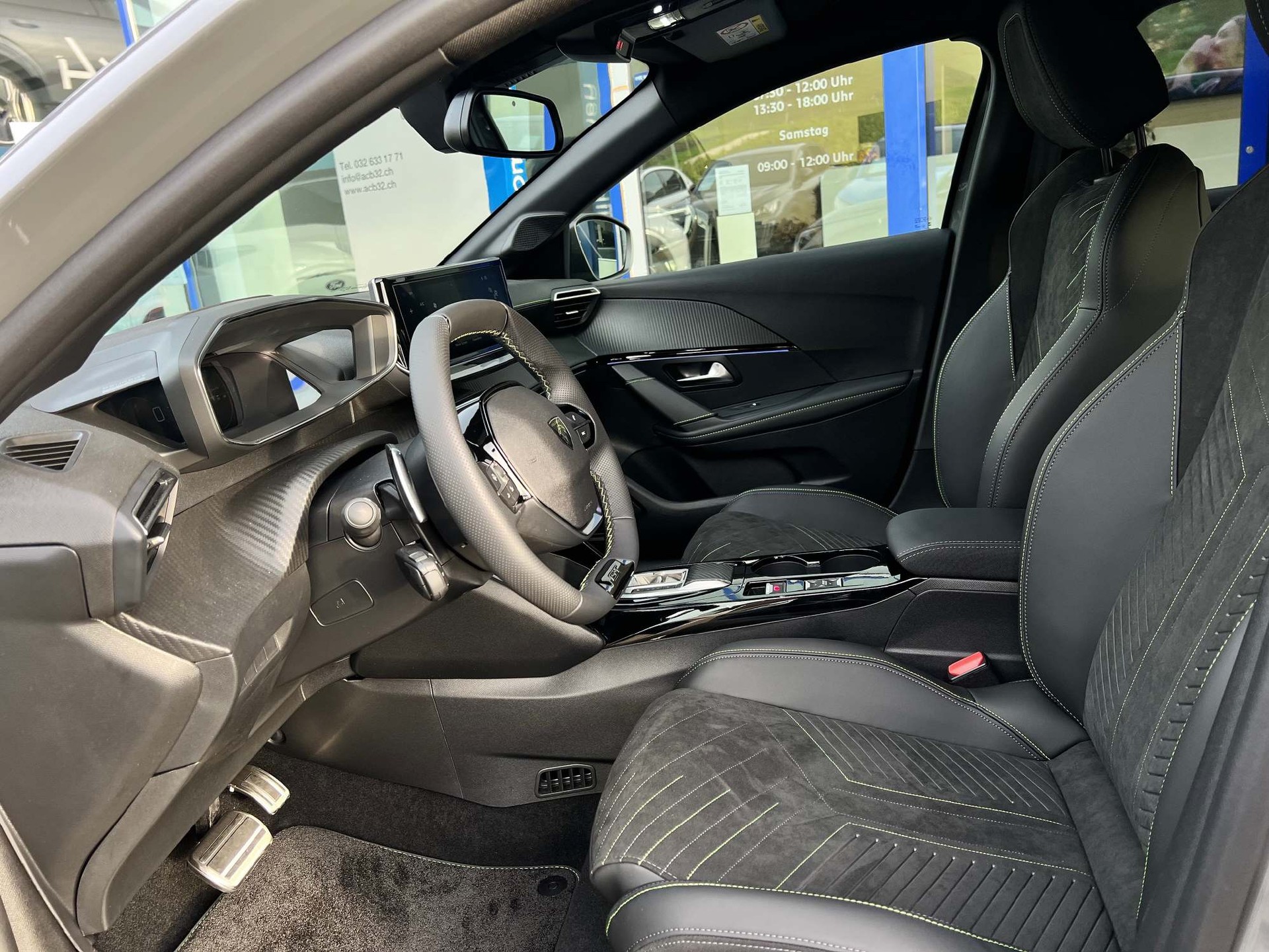 PEUGEOT 208 1.2 Hybrid GT-image-5