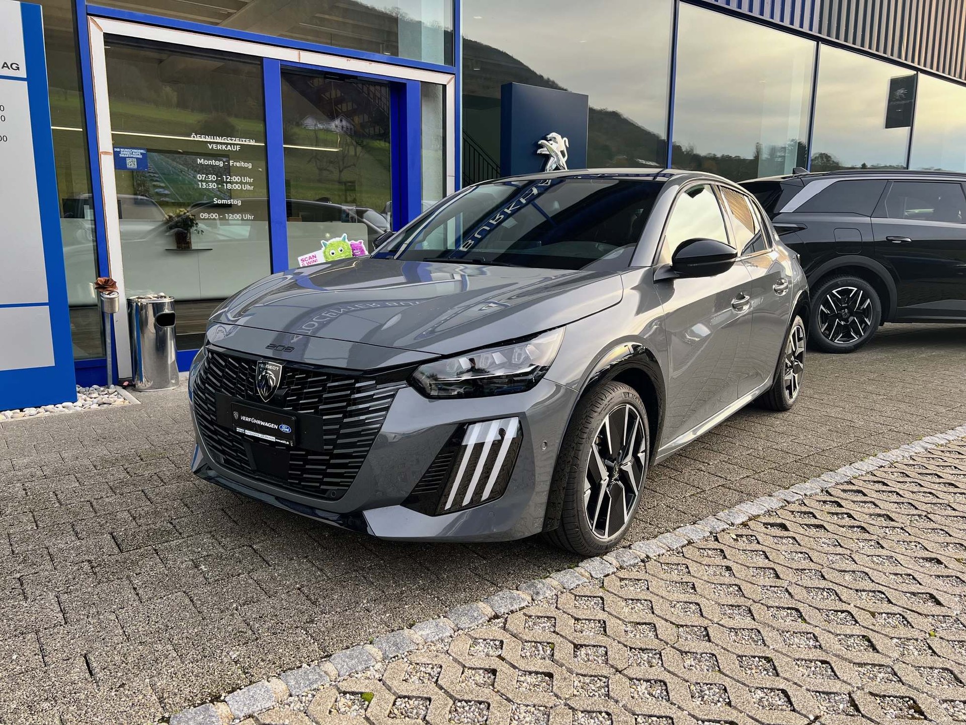 PEUGEOT 208 1.2 Hybrid GT-image-1