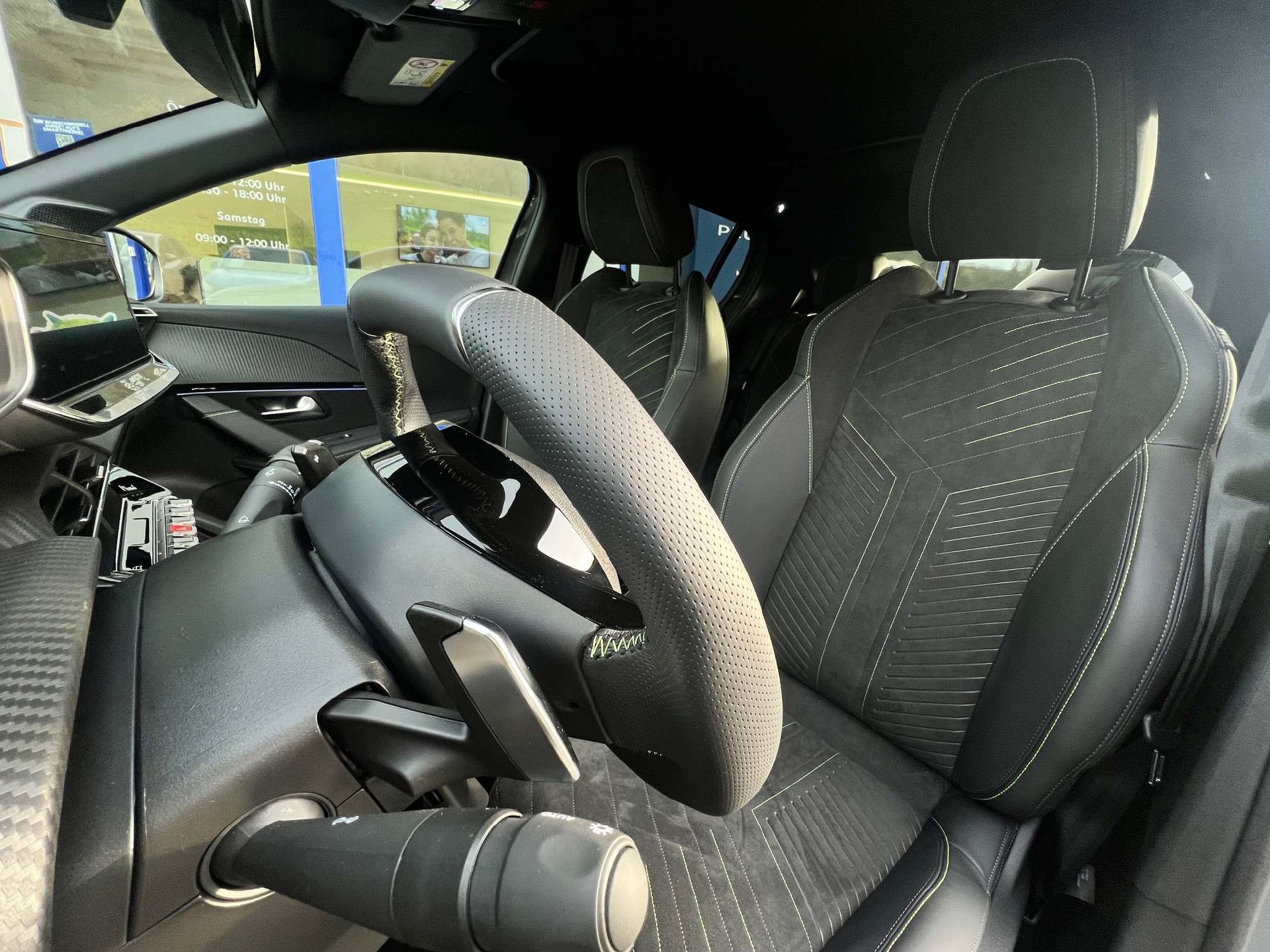 PEUGEOT 208 1.2 Hybrid GT-image-8
