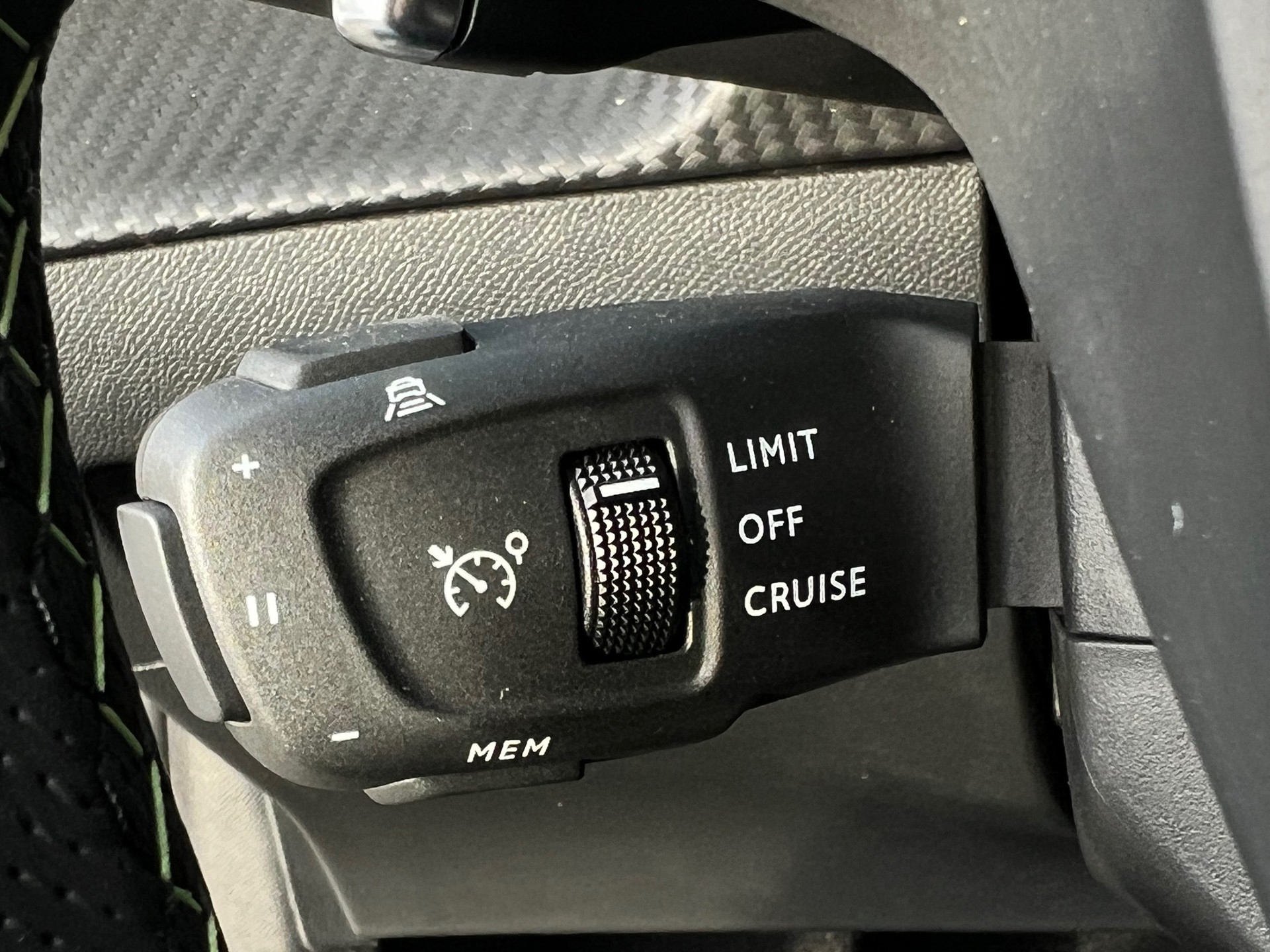 PEUGEOT 208 1.2 Hybrid GT-image-11
