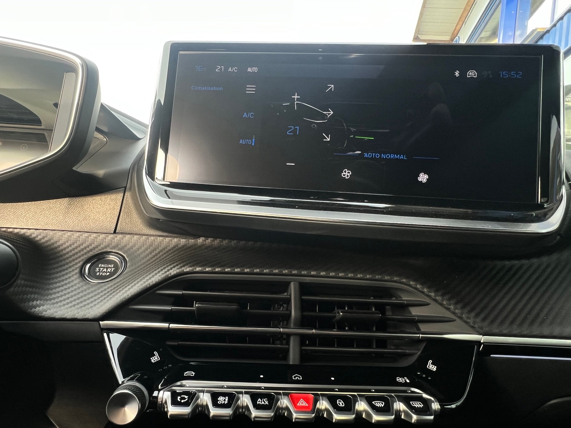 PEUGEOT 208 1.2 Hybrid GT-image-9