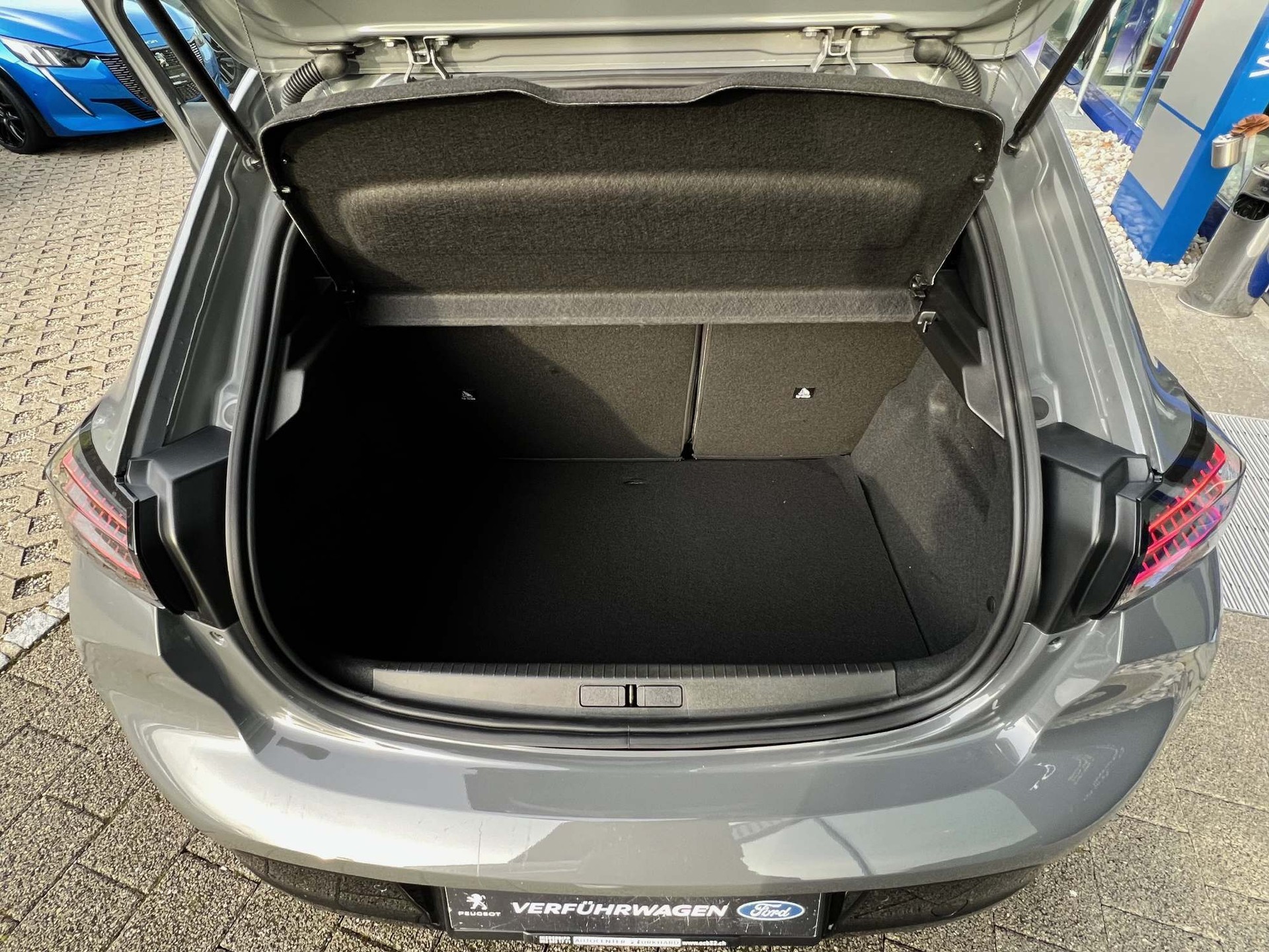 PEUGEOT 208 1.2 Hybrid GT-image-12