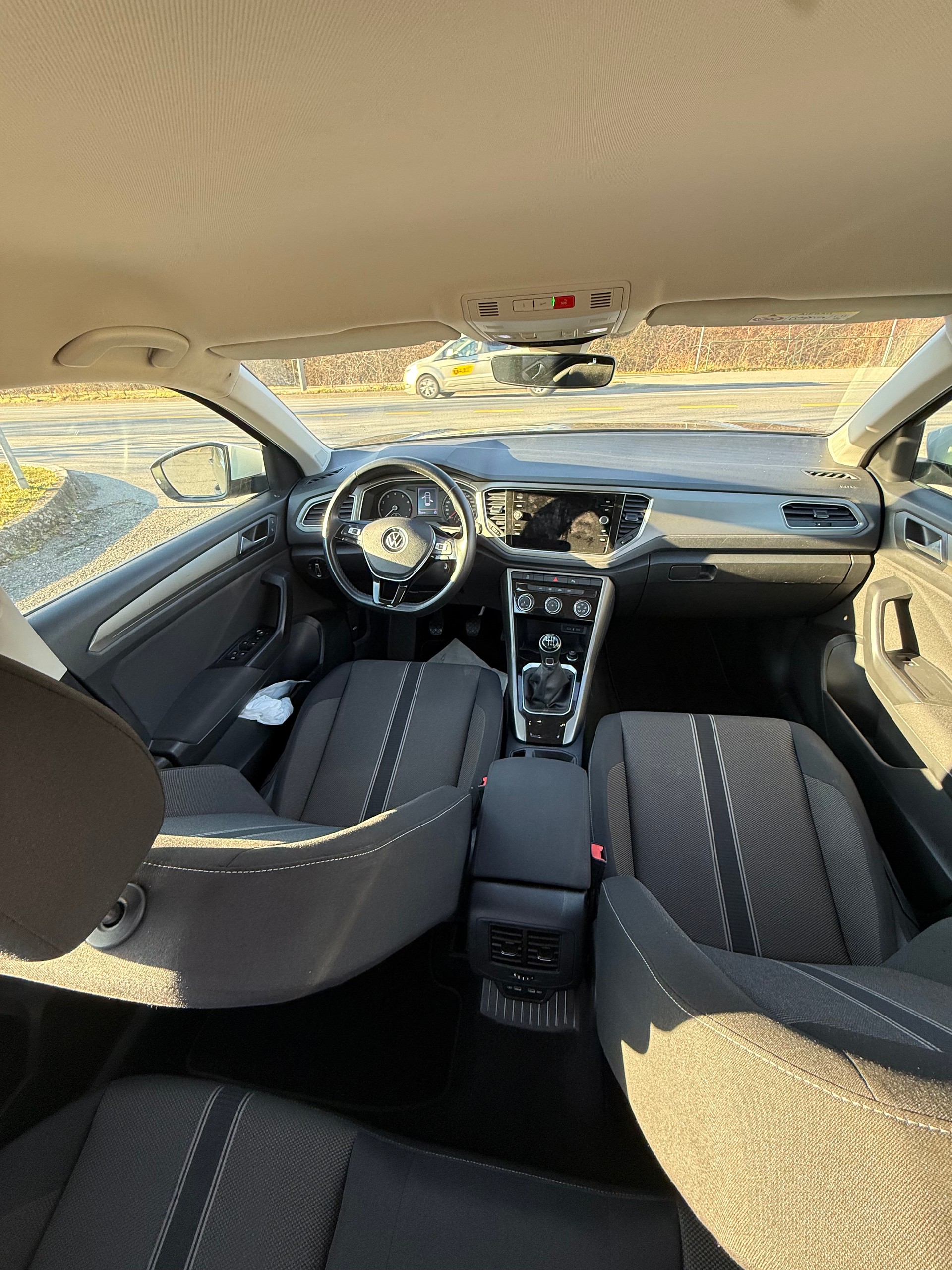 VW T-Roc 1.0 TSI Advance-image-2