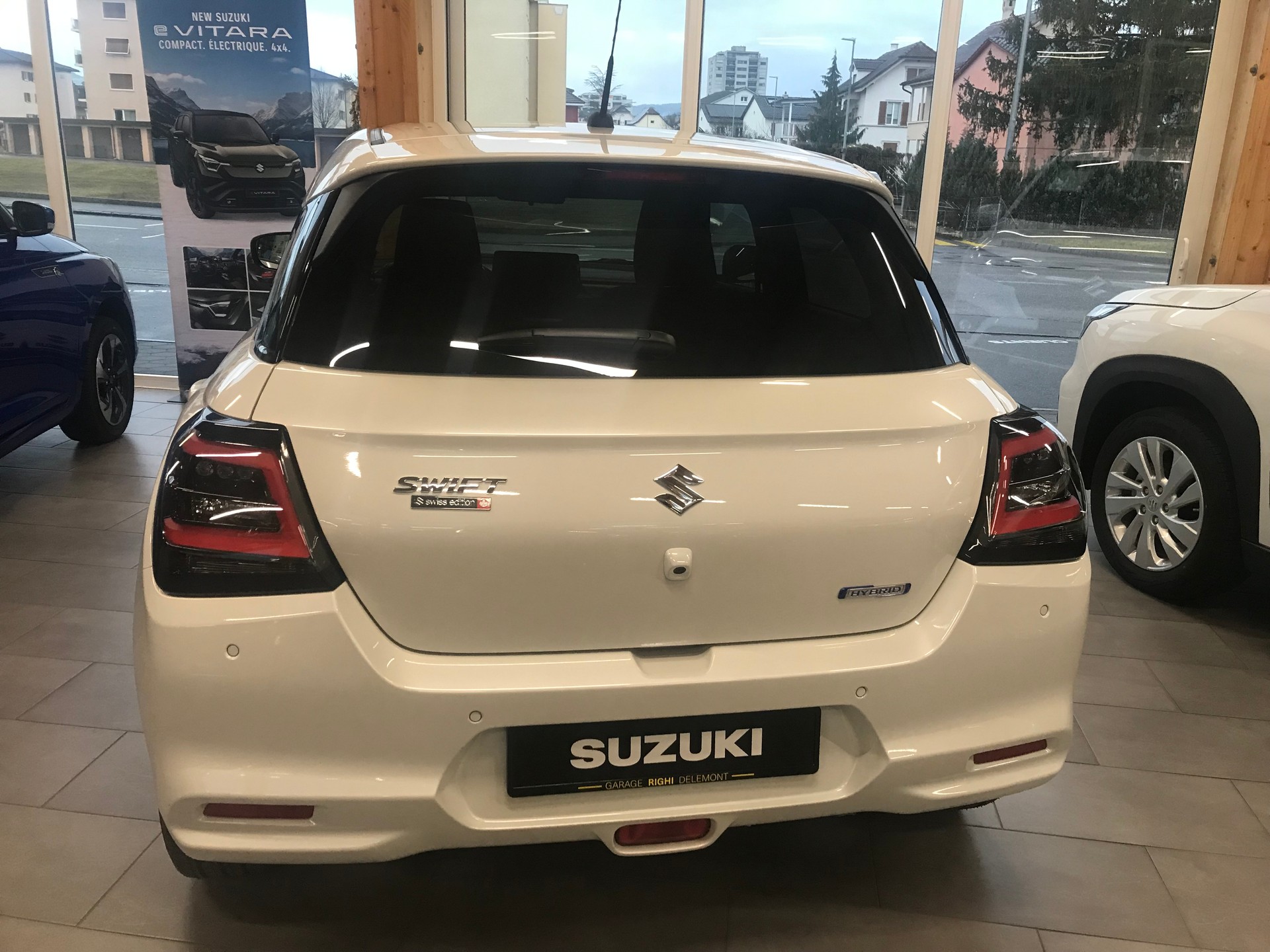 SUZUKI Swift 1.2 Sakura Top Hybrid CVT-image-5