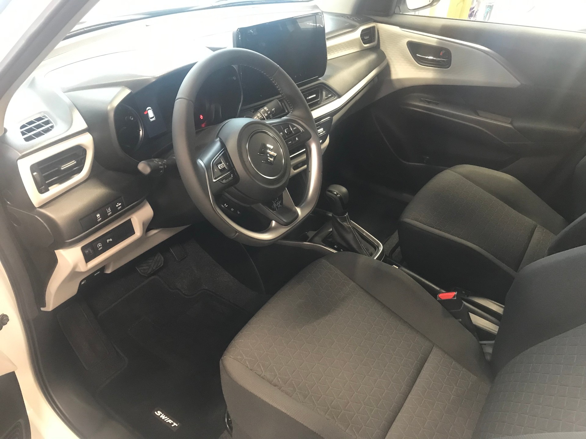 SUZUKI Swift 1.2 Sakura Top Hybrid CVT-image-1