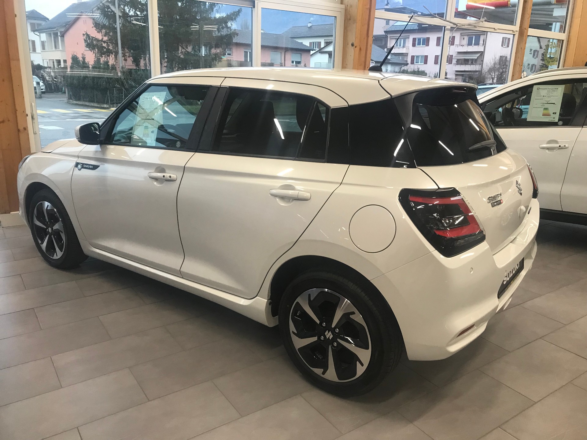 SUZUKI Swift 1.2 Sakura Top Hybrid CVT-image-3