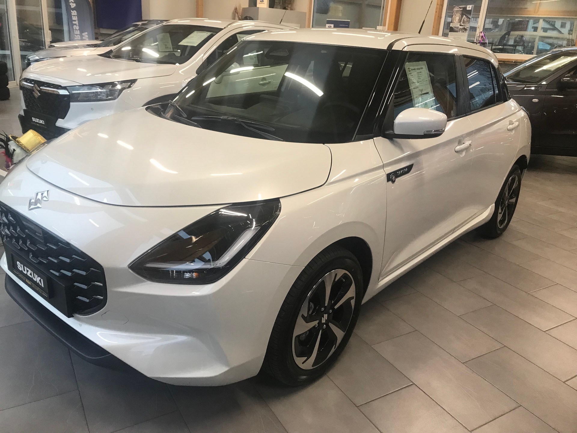 SUZUKI Swift 1.2 Sakura Top Hybrid CVT