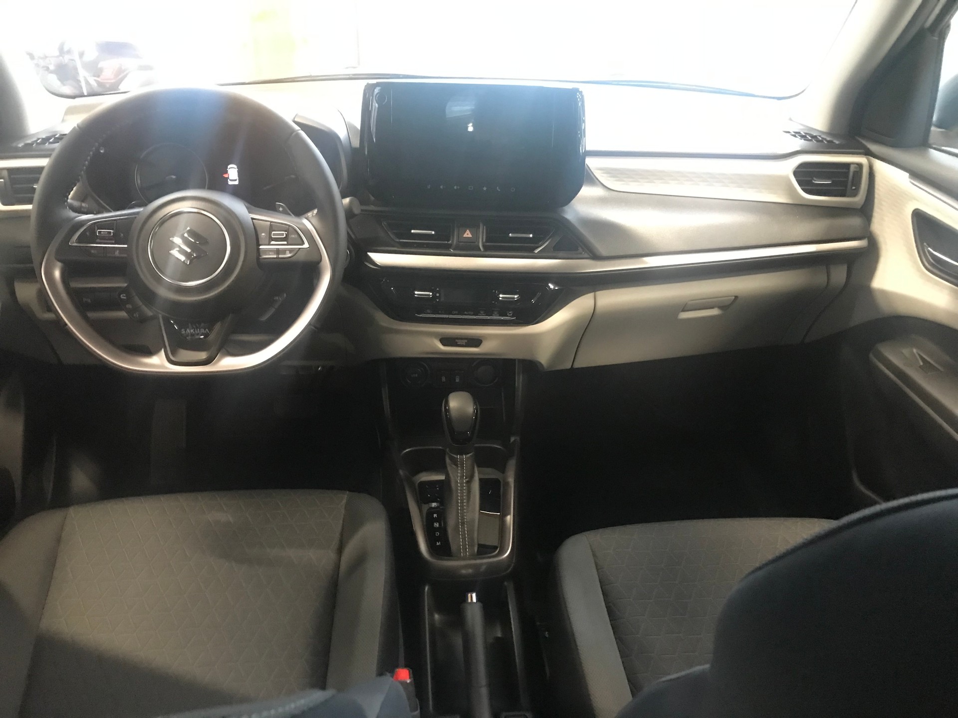 SUZUKI Swift 1.2 Sakura Top Hybrid CVT-image-2