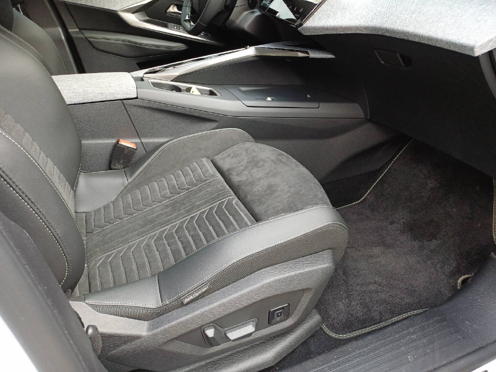 PEUGEOT 3008 1.2 Hybrid GT-image-11