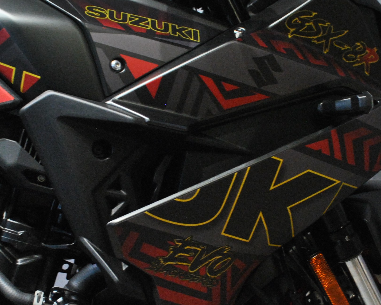 SUZUKI GSX 8 R BLACK EVO (35kW)-image-5