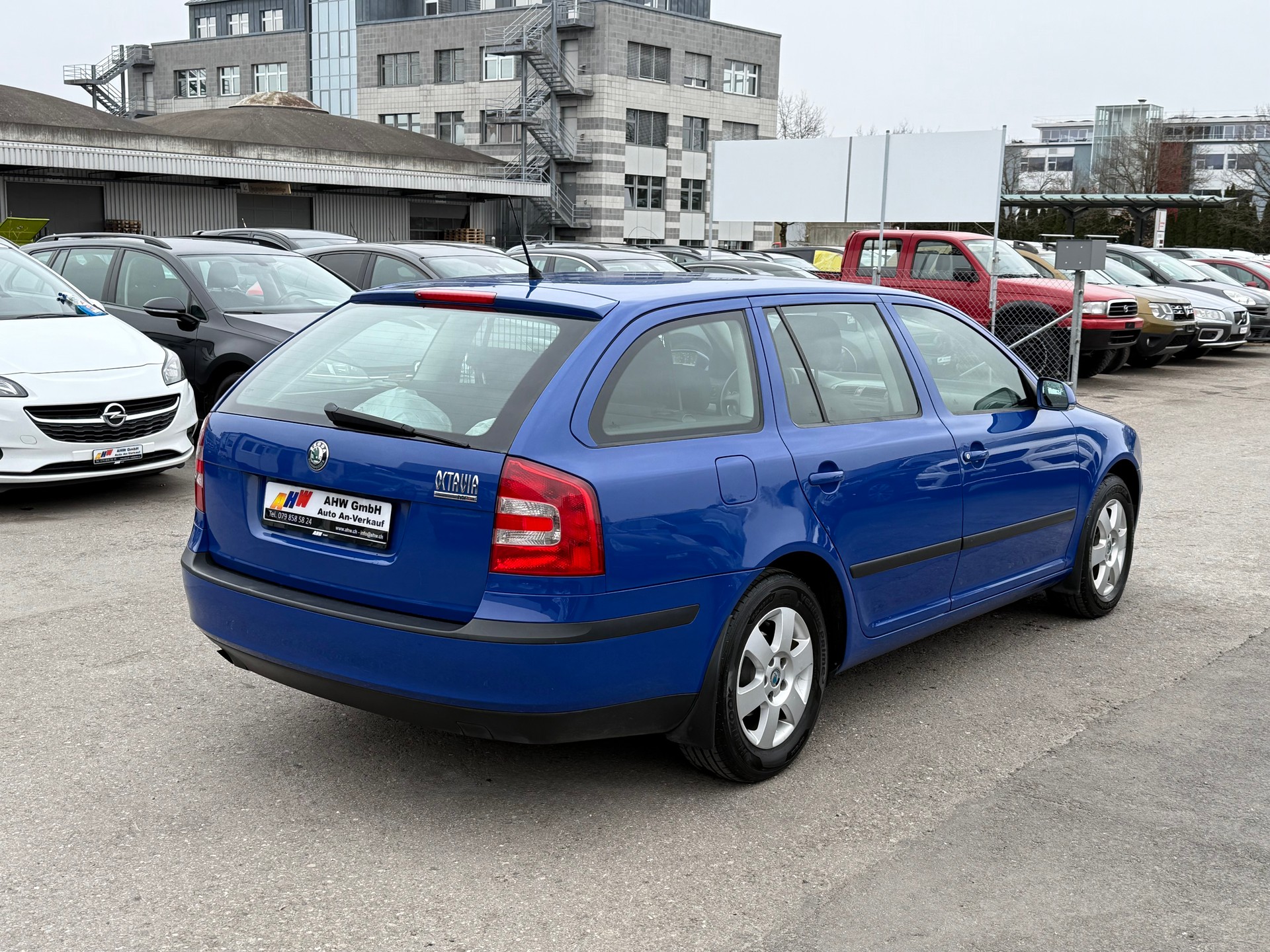 SKODA Octavia 1.6 Ambiente AUTOMAT / Frisch ab MFK / Zahnriemen ersetzt / Klimaanlage / 8-fach bereift-image-3