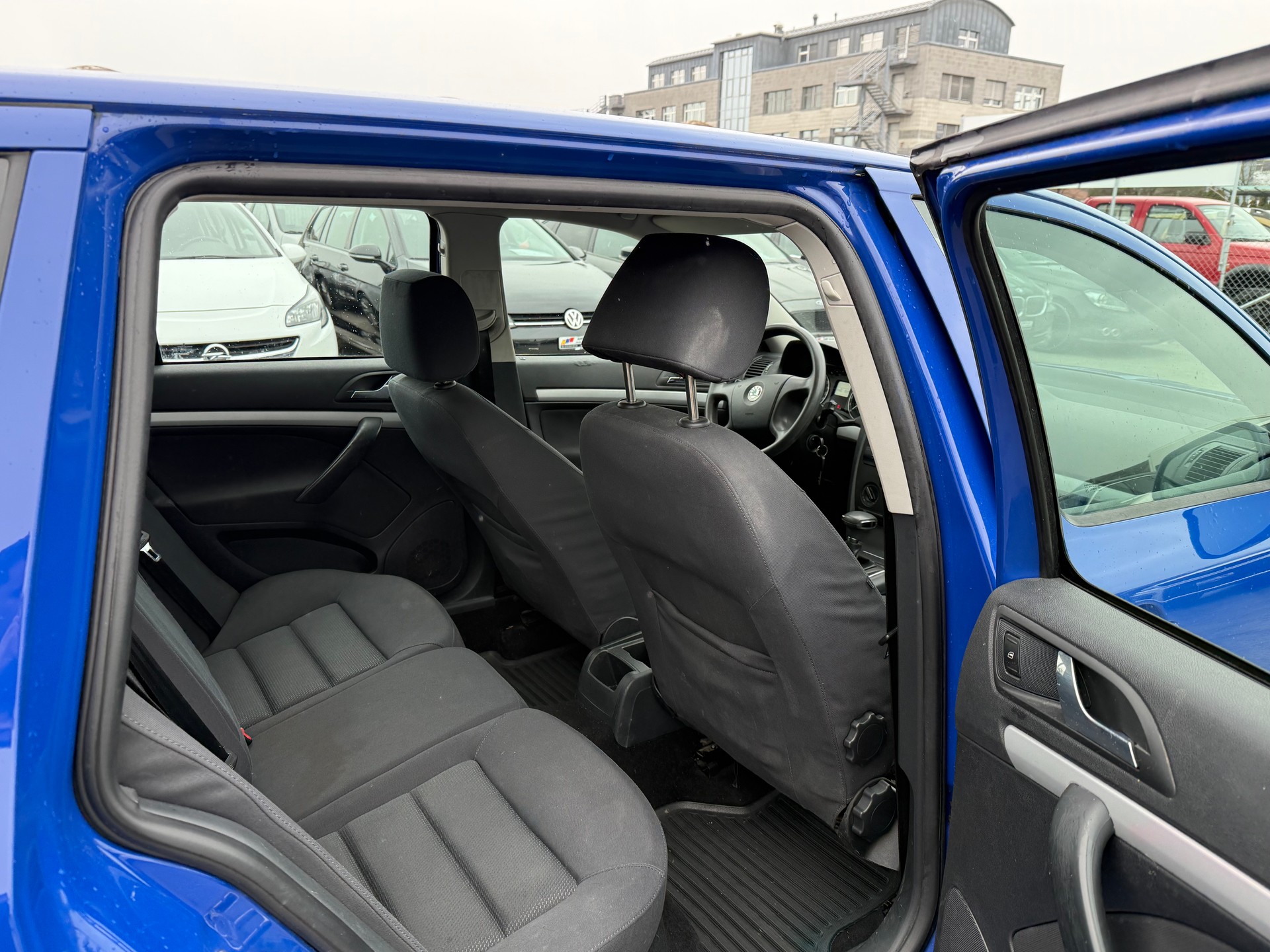 SKODA Octavia 1.6 Ambiente AUTOMAT / Frisch ab MFK / Zahnriemen ersetzt / Klimaanlage / 8-fach bereift-image-9