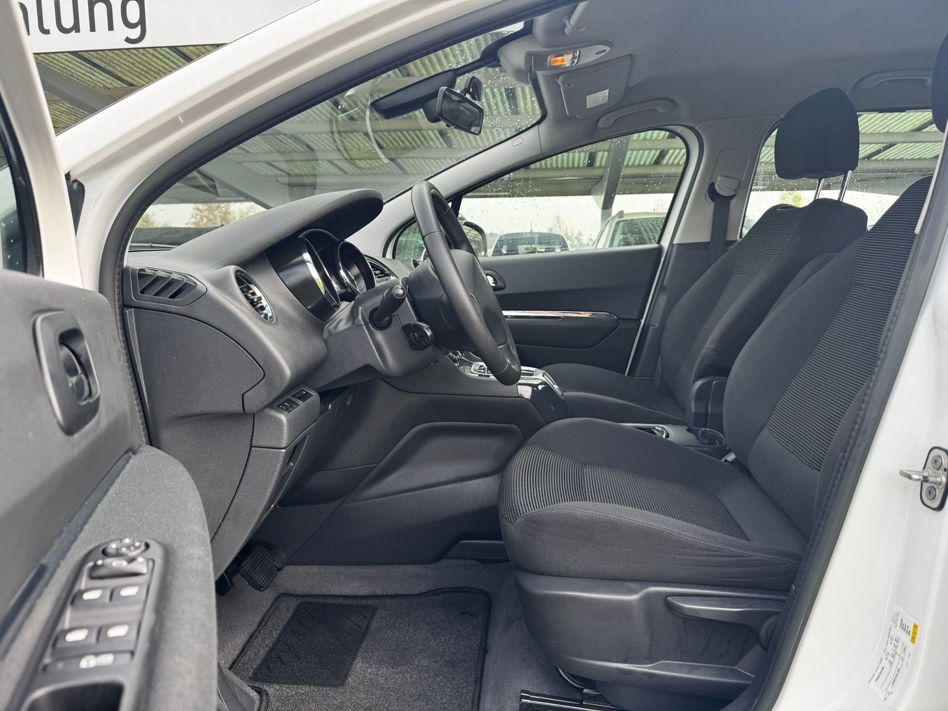 PEUGEOT 5008 1.6 16V T Active Tiptronic-image-9