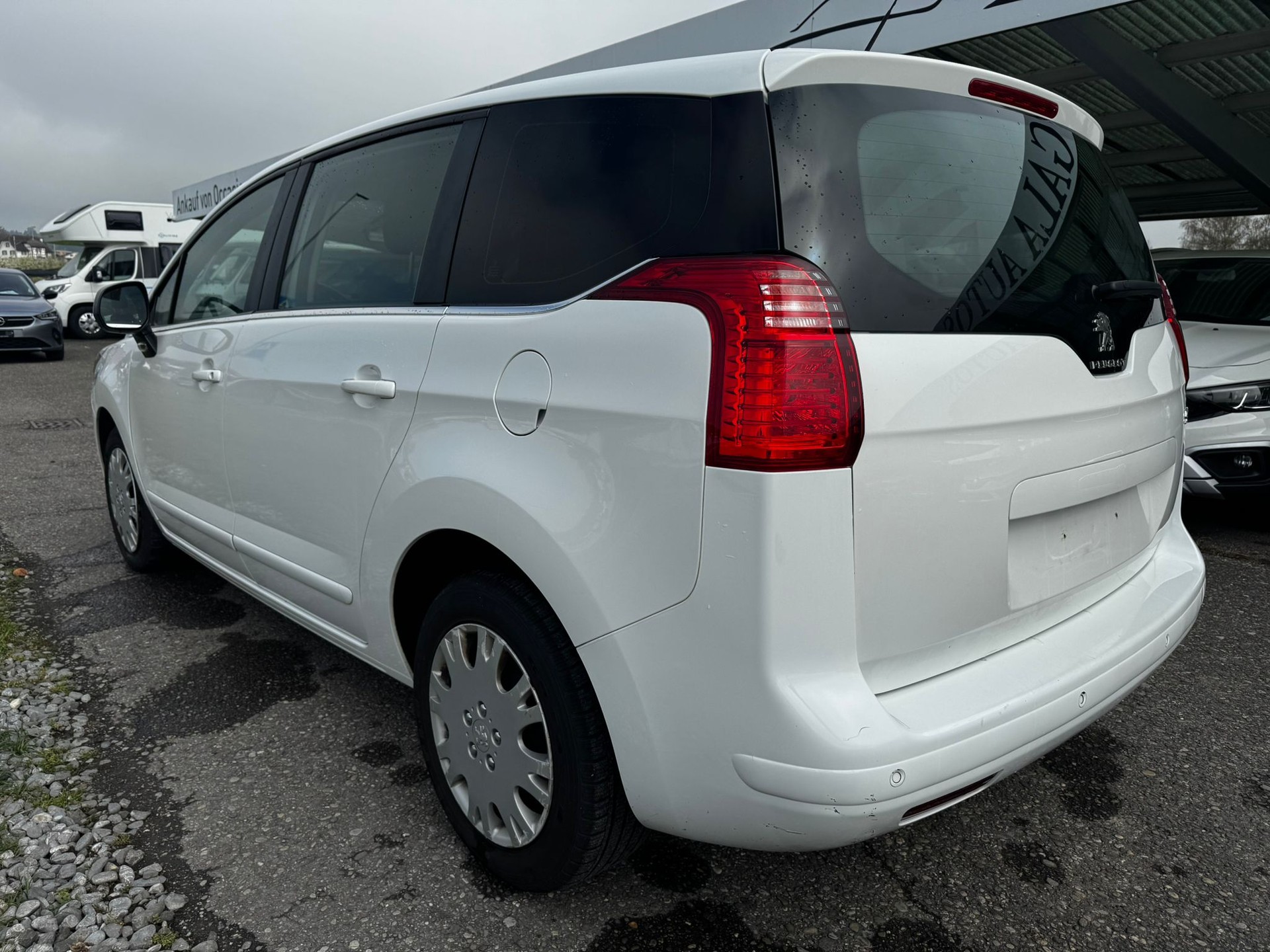 PEUGEOT 5008 1.6 16V T Active Tiptronic-image-6