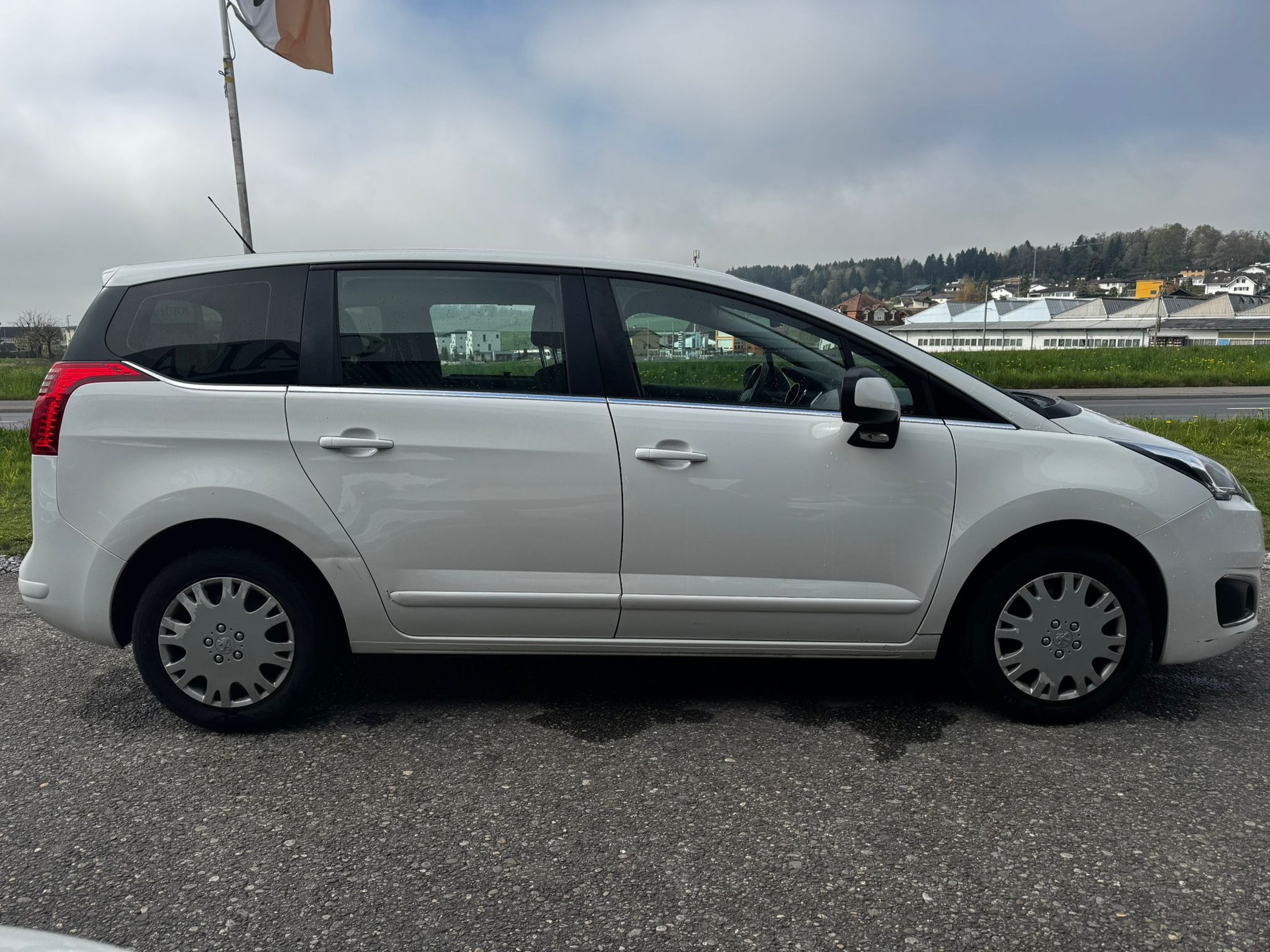 PEUGEOT 5008 1.6 16V T Active Tiptronic-image-3
