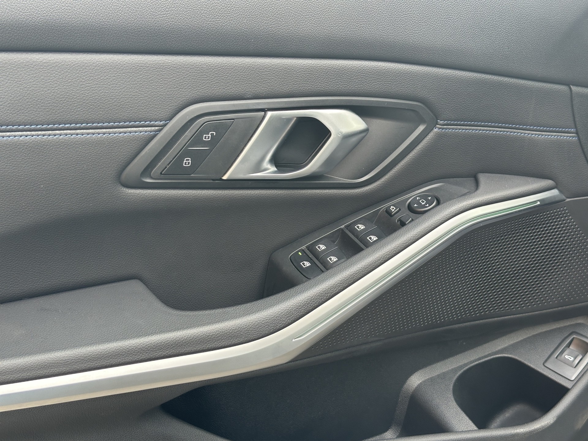 BMW 320d xDrive 48V Touring M Sport Steptronic-image-8