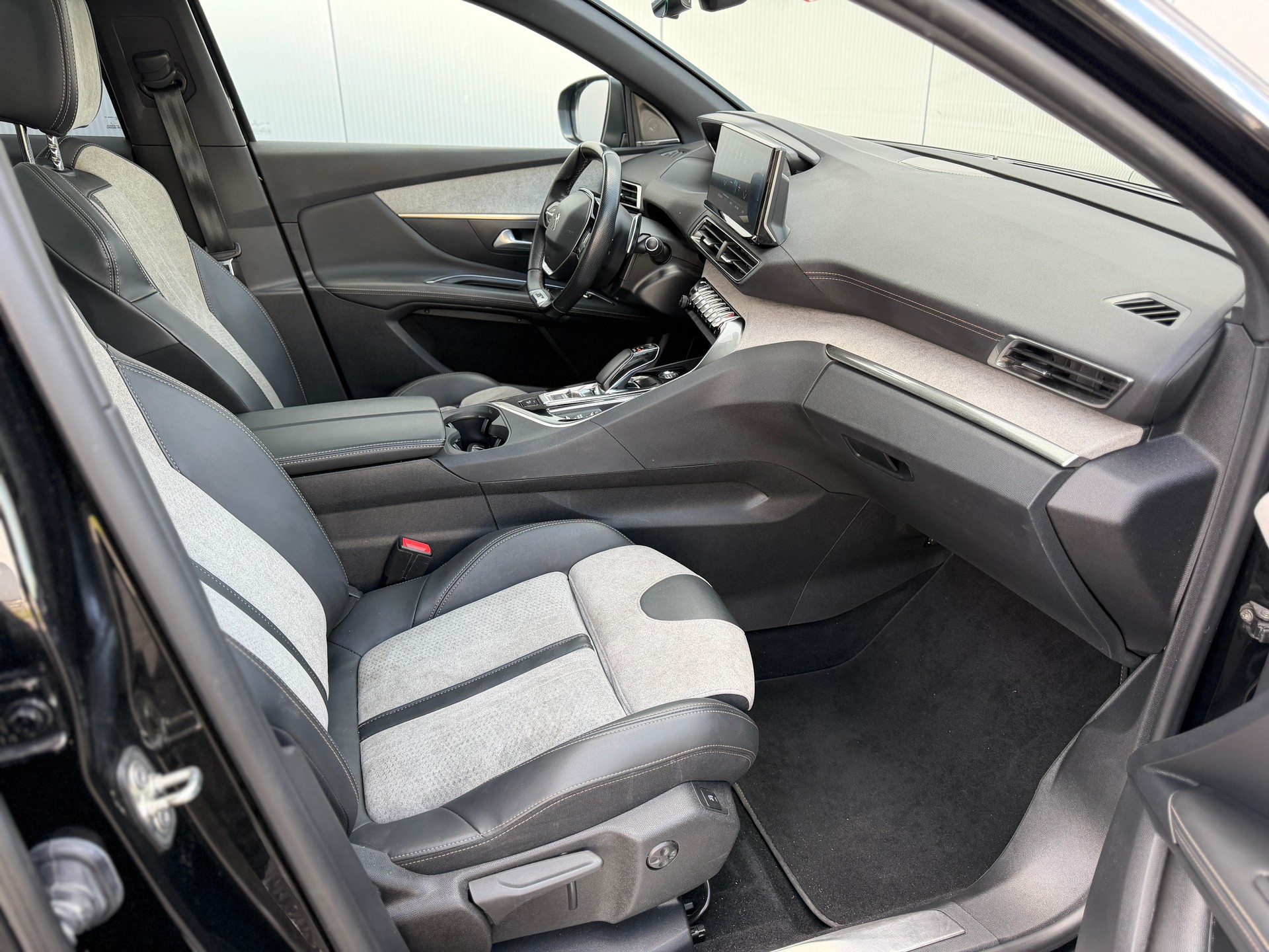 PEUGEOT 3008 300e Hybrid4 GT Pack EAT8 / 300 PS-image-11