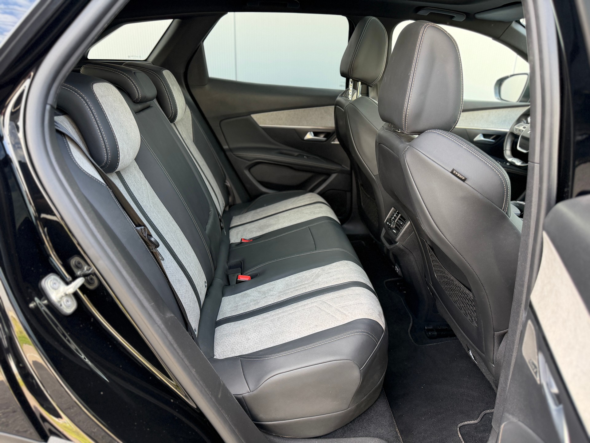 PEUGEOT 3008 300e Hybrid4 GT Pack EAT8 / 300 PS-image-12