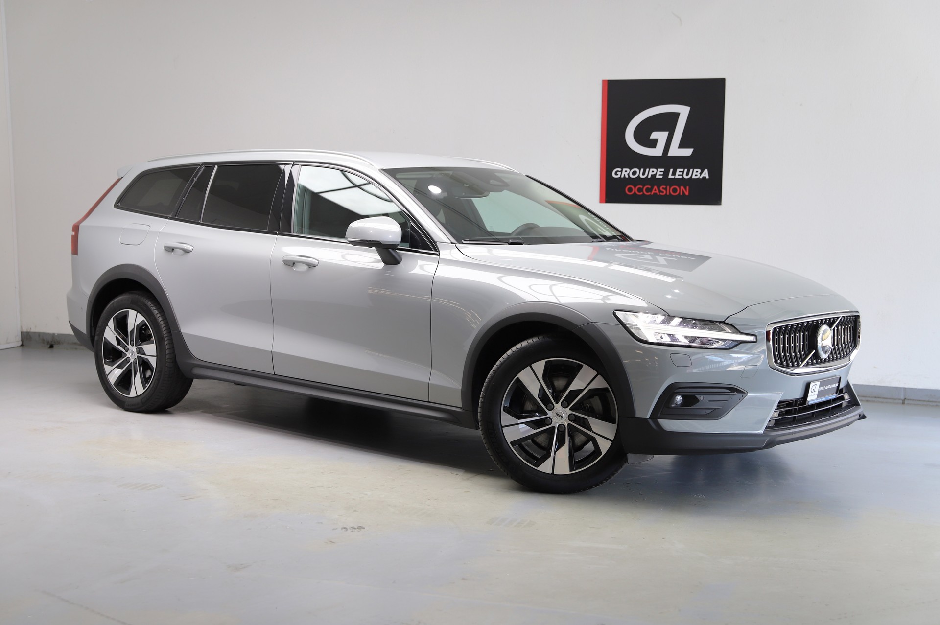 VOLVO Volvo V60 Cross Country 2.0 B4 Core AWD-image-0